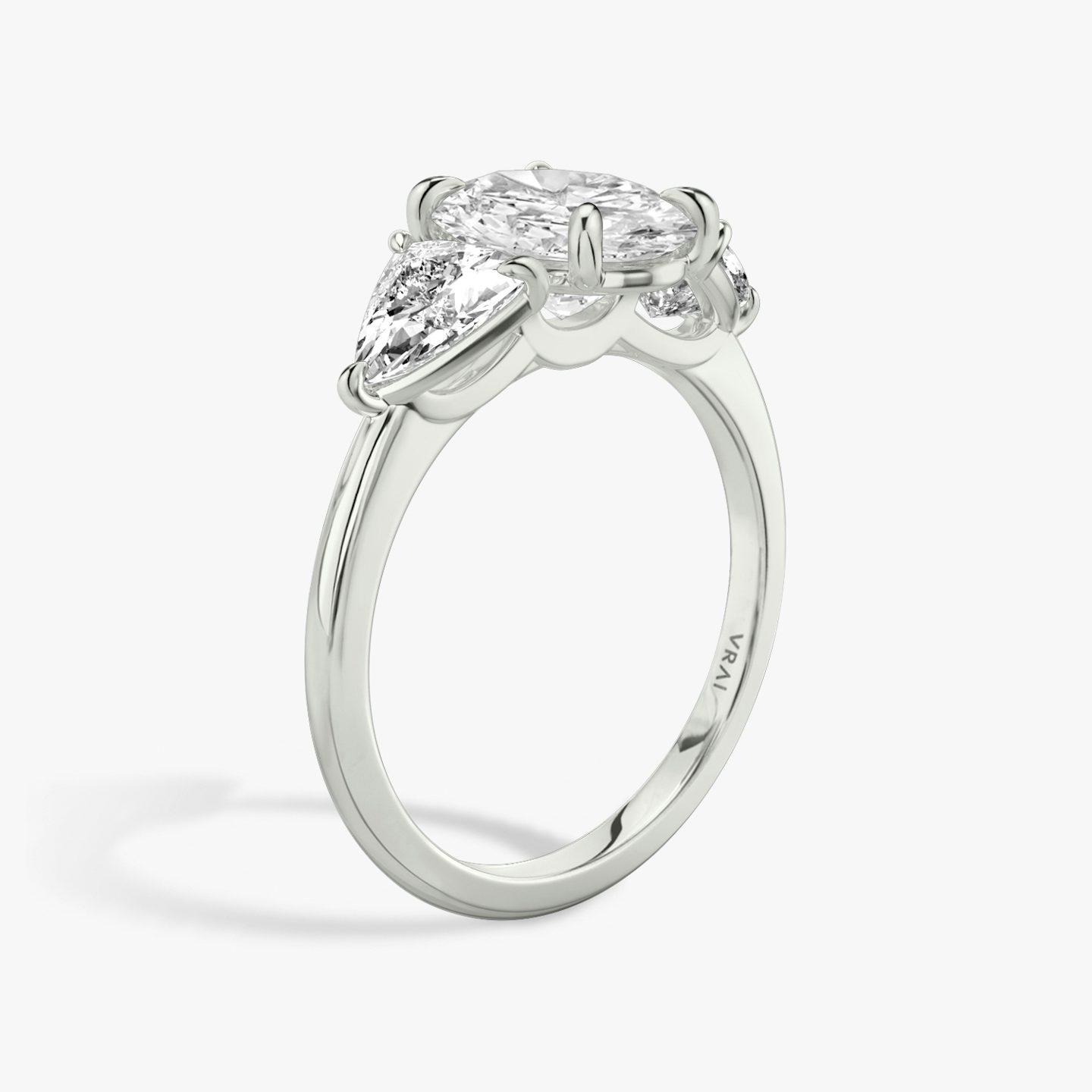 Three Stone | Oval | Platin | bandAccent: Ohne Pavé-Besatz | sideStoneCarat: 0.50ct | sideStoneShape: Trillant | diamondOrientation: vertical | caratWeight: other