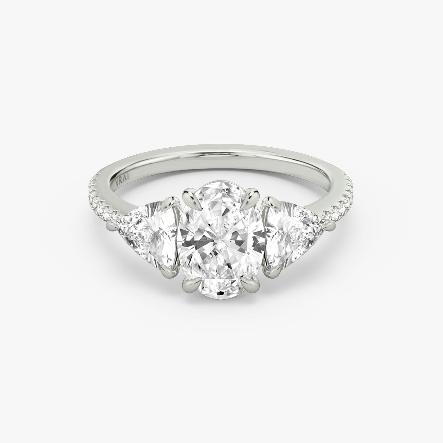 Three Stone | Oval | 18k | Weißgold | bandAccent: Mit Pavé-Besatz | sideStoneCarat: 0.50ct | sideStoneShape: Trillant | diamondOrientation: vertical | caratWeight: other