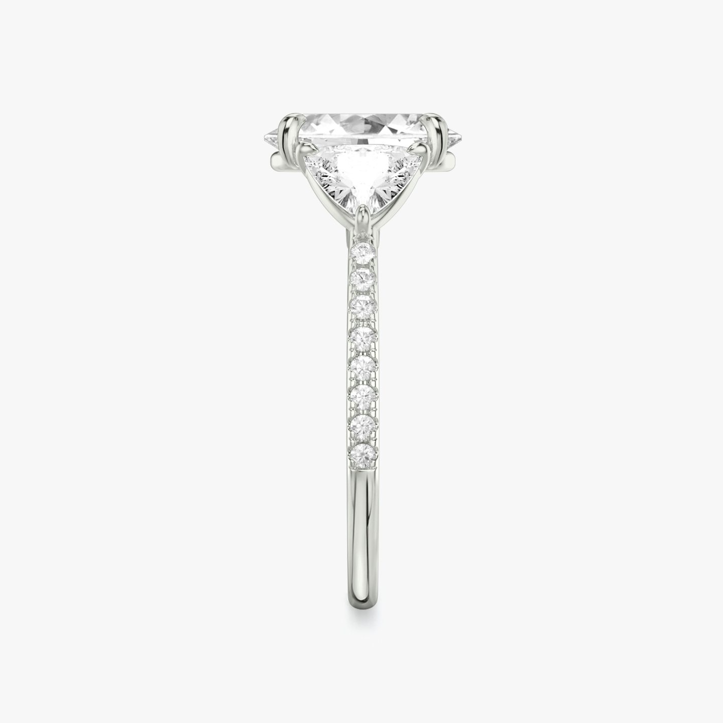 Three Stone | Oval | 18k | Weißgold | bandAccent: Mit Pavé-Besatz | sideStoneCarat: 0.50ct | sideStoneShape: Trillant | diamondOrientation: vertical | caratWeight: other