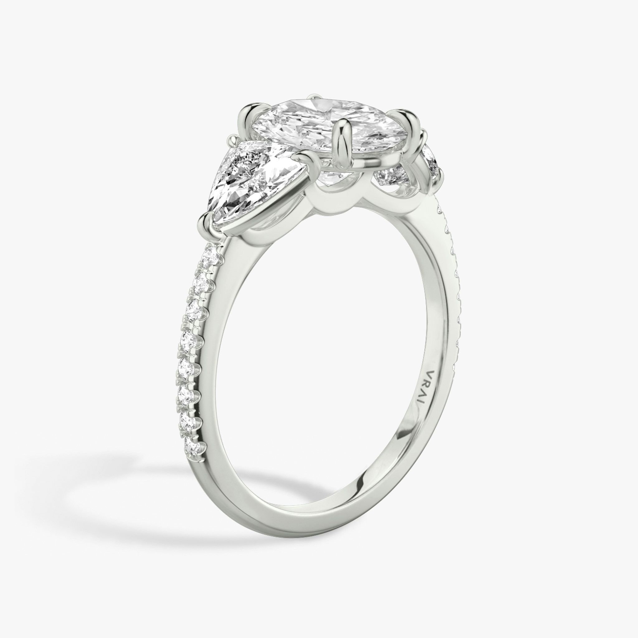 Three Stone | Oval | 18k | Weißgold | bandAccent: Mit Pavé-Besatz | sideStoneCarat: 0.50ct | sideStoneShape: Trillant | diamondOrientation: vertical | caratWeight: other