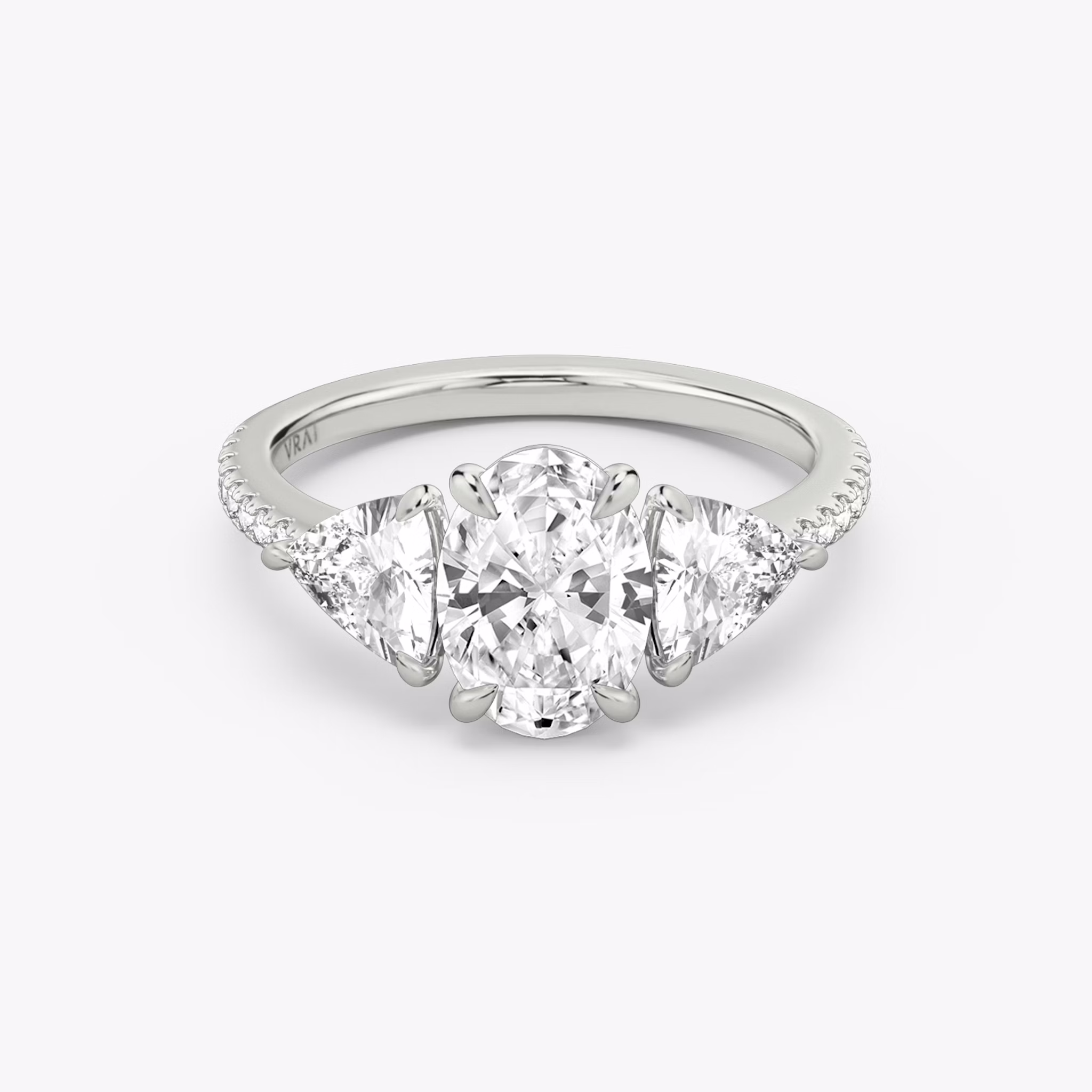 Three Stone | Oval | Platin | bandAccent: Mit Pavé-Besatz | sideStoneCarat: 0.50ct | sideStoneShape: Trillant | diamondOrientation: vertical | caratWeight: other