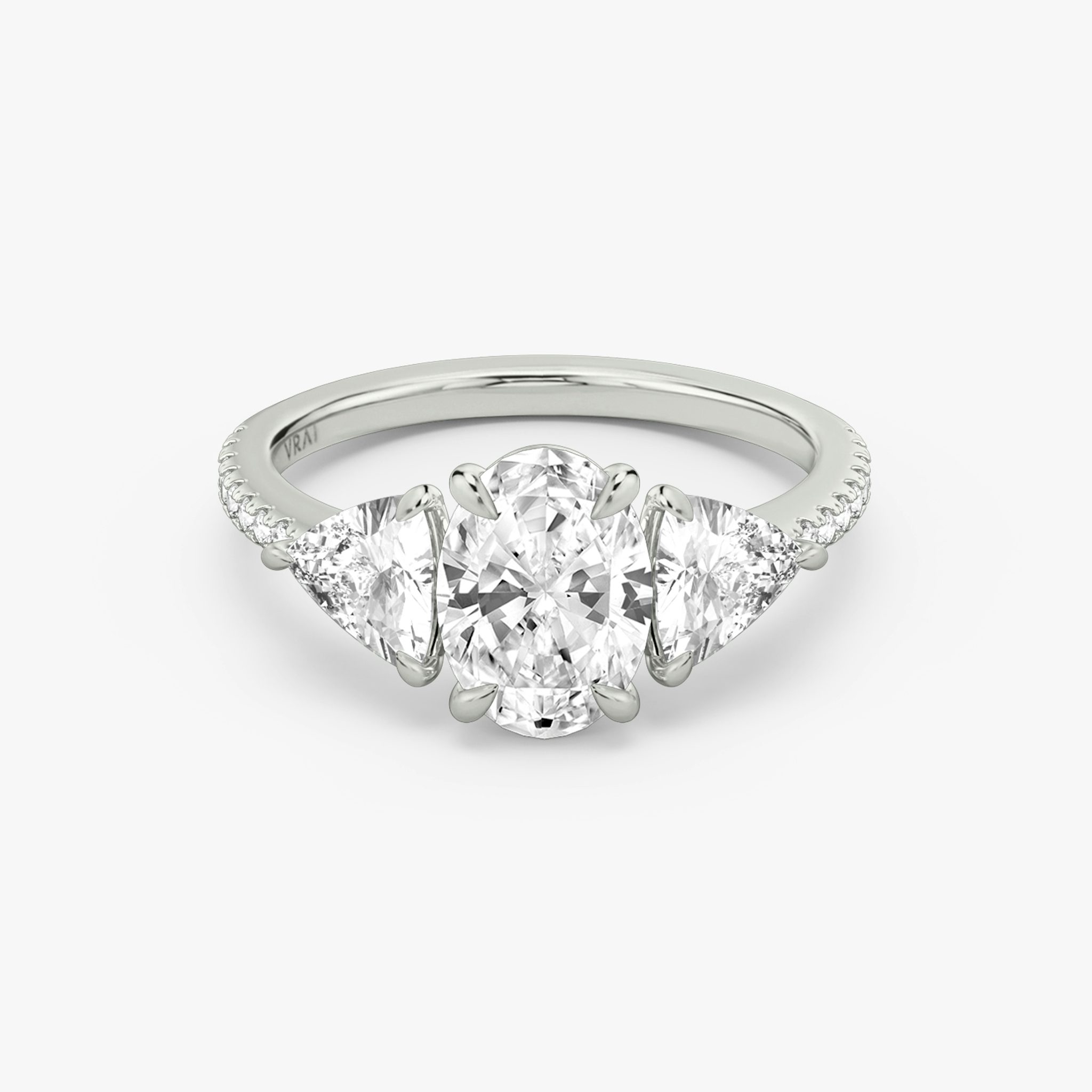 Three Stone | Oval | Platin | bandAccent: Mit Pavé-Besatz | sideStoneCarat: 0.50ct | sideStoneShape: Trillant | diamondOrientation: vertical | caratWeight: other