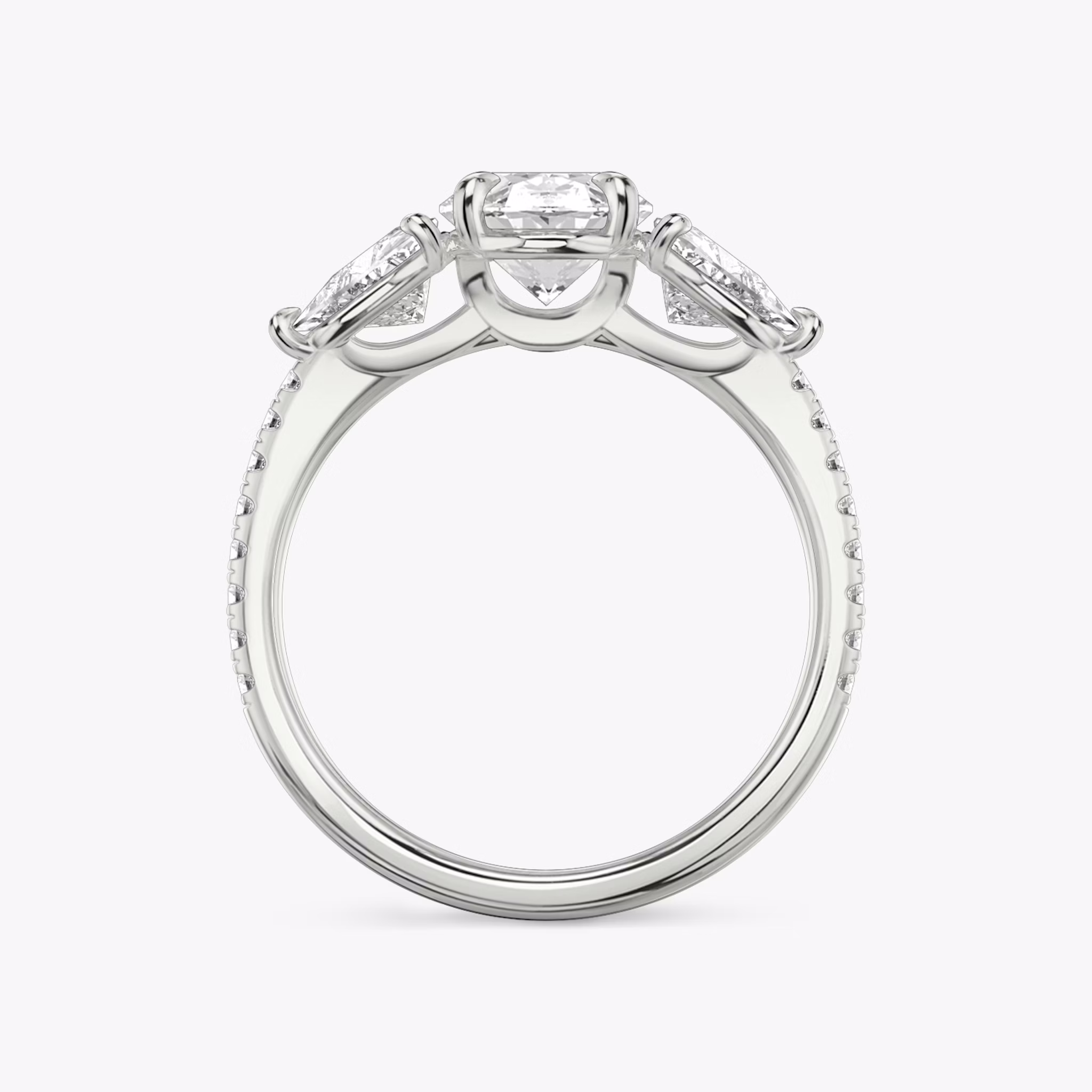 Three Stone | Oval | Platin | bandAccent: Mit Pavé-Besatz | sideStoneCarat: 0.50ct | sideStoneShape: Trillant | diamondOrientation: vertical | caratWeight: other