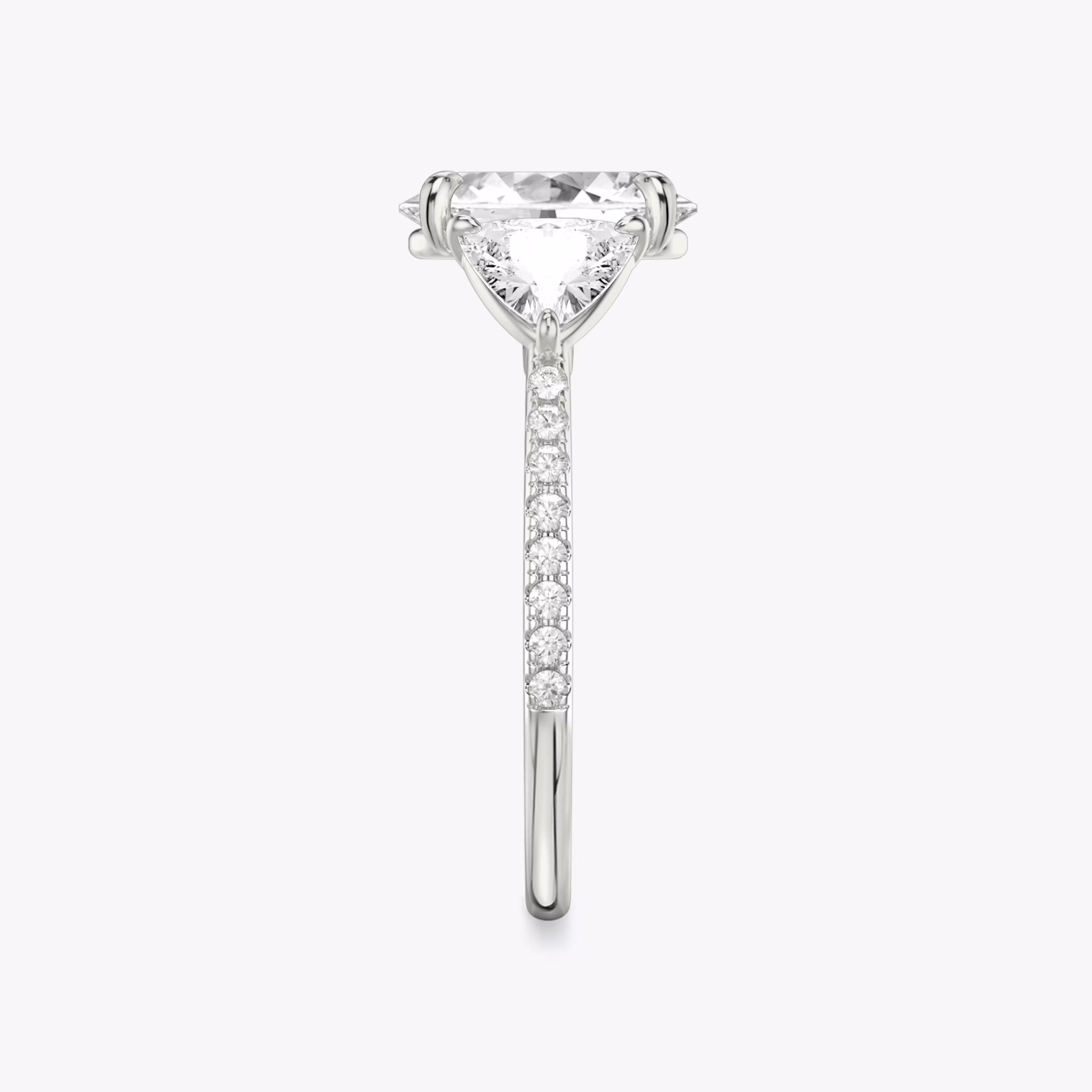 Three Stone | Oval | Platin | bandAccent: Mit Pavé-Besatz | sideStoneCarat: 0.50ct | sideStoneShape: Trillant | diamondOrientation: vertical | caratWeight: other
