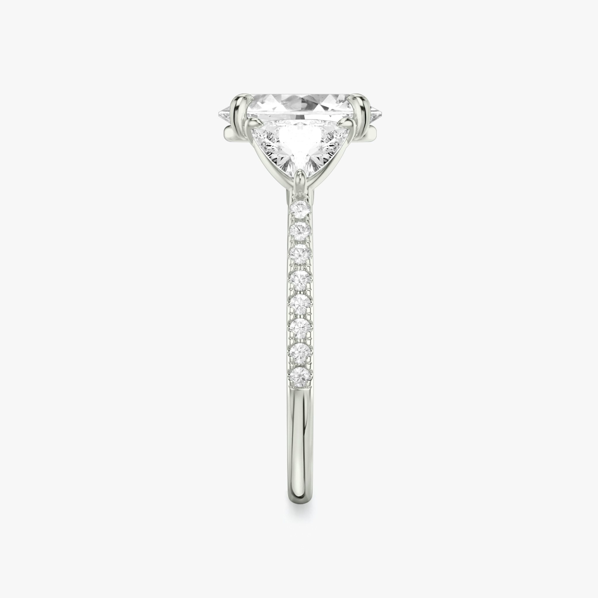 Three Stone | Oval | Platin | bandAccent: Mit Pavé-Besatz | sideStoneCarat: 0.50ct | sideStoneShape: Trillant | diamondOrientation: vertical | caratWeight: other