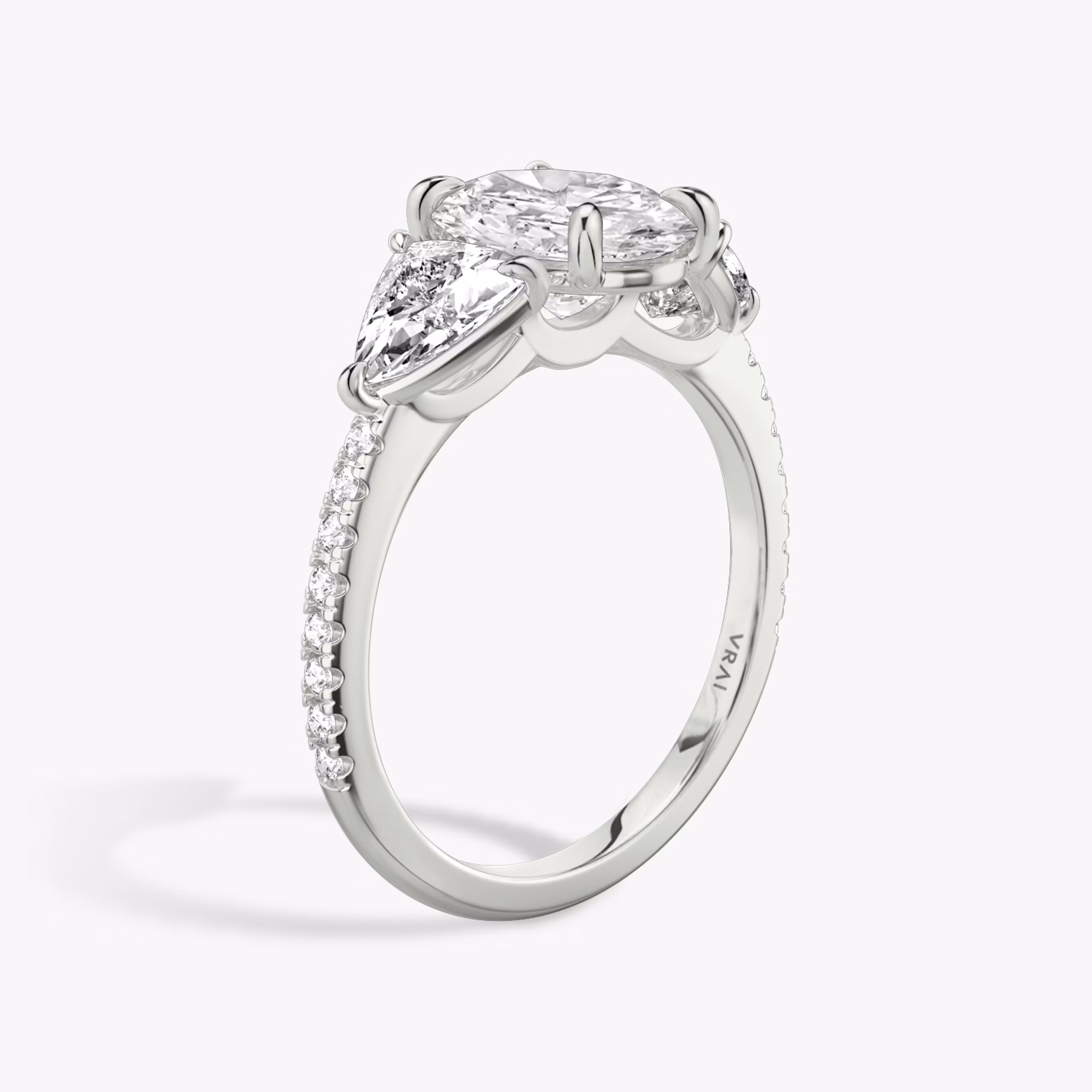 Three Stone | Oval | Platin | bandAccent: Mit Pavé-Besatz | sideStoneCarat: 0.50ct | sideStoneShape: Trillant | diamondOrientation: vertical | caratWeight: other