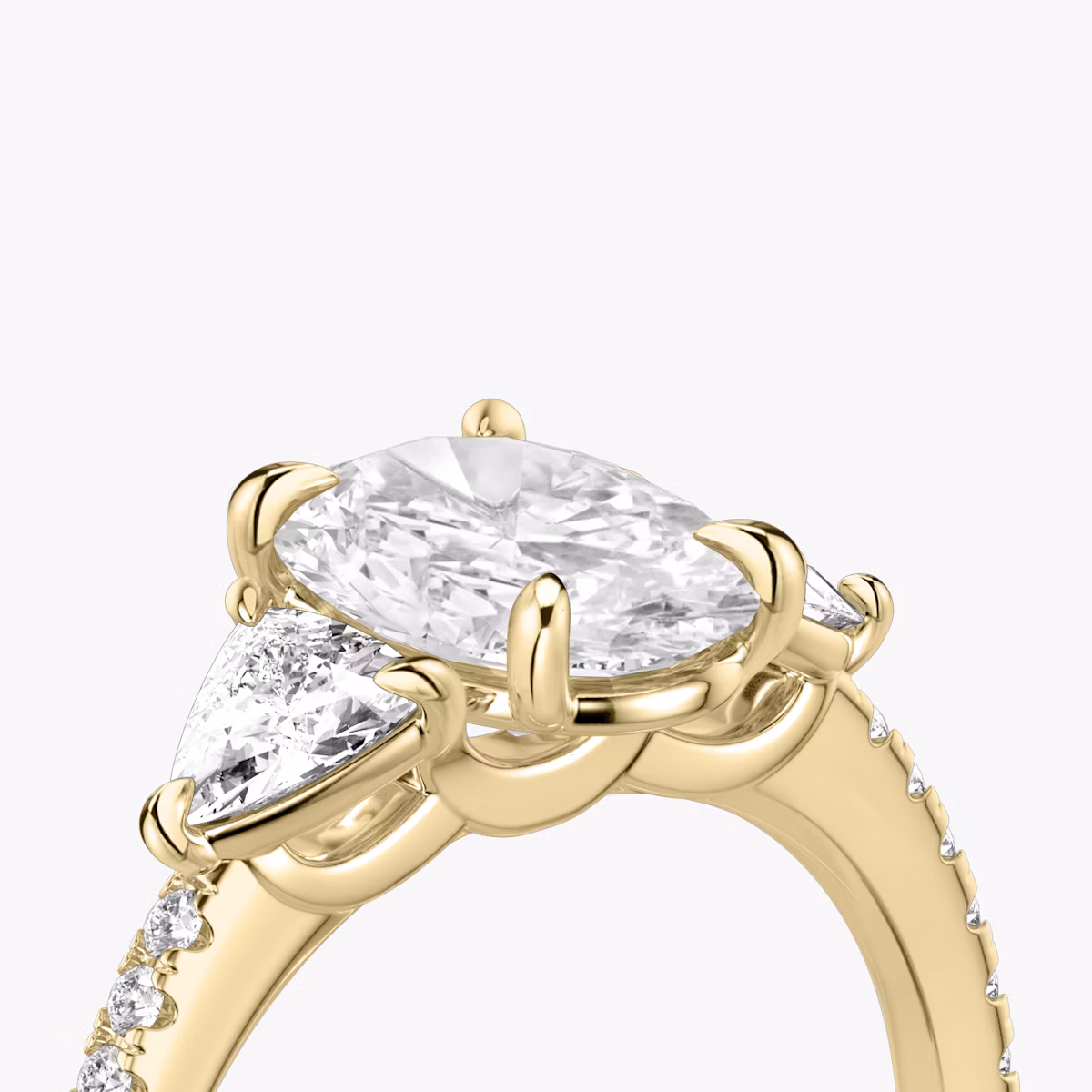 Three Stone | Oval | 18k | Gelbgold | bandAccent: Mit Pavé-Besatz | sideStoneCarat: 0.25ct | sideStoneShape: Trillant | diamondOrientation: vertical | caratWeight: other