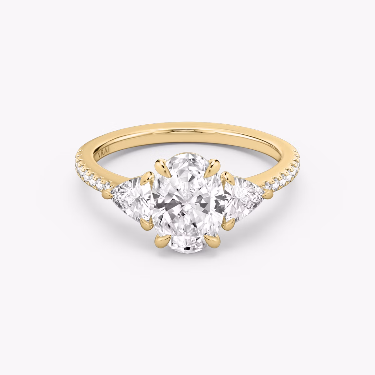 Three Stone | Oval | 18k | Gelbgold | bandAccent: Mit Pavé-Besatz | sideStoneCarat: 0.25ct | sideStoneShape: Trillant | diamondOrientation: vertical | caratWeight: other