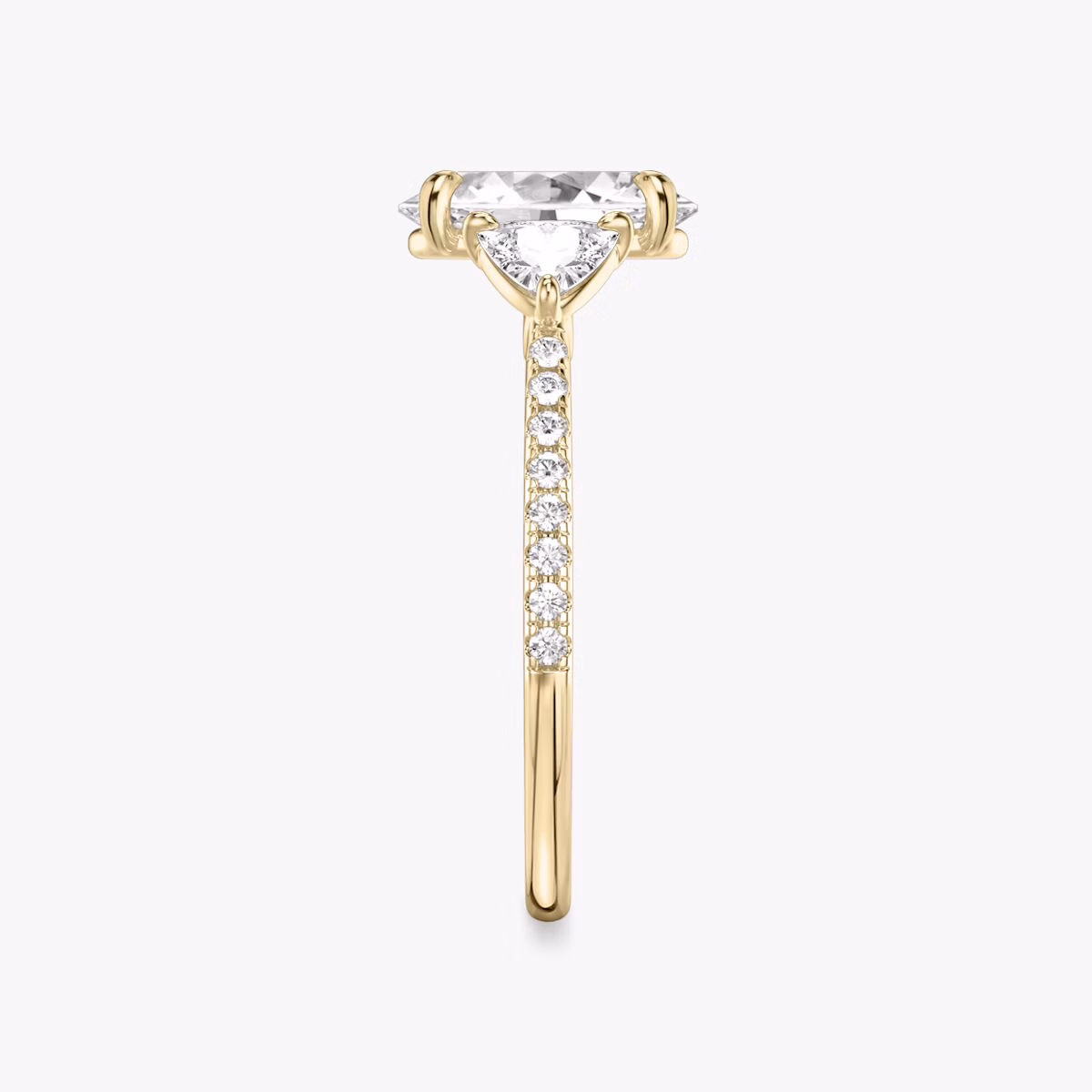 Three Stone | Oval | 18k | Gelbgold | bandAccent: Mit Pavé-Besatz | sideStoneCarat: 0.25ct | sideStoneShape: Trillant | diamondOrientation: vertical | caratWeight: other