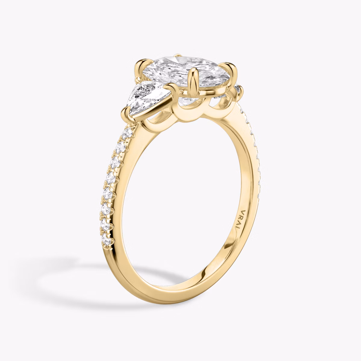 Three Stone | Oval | 18k | Gelbgold | bandAccent: Mit Pavé-Besatz | sideStoneCarat: 0.25ct | sideStoneShape: Trillant | diamondOrientation: vertical | caratWeight: other