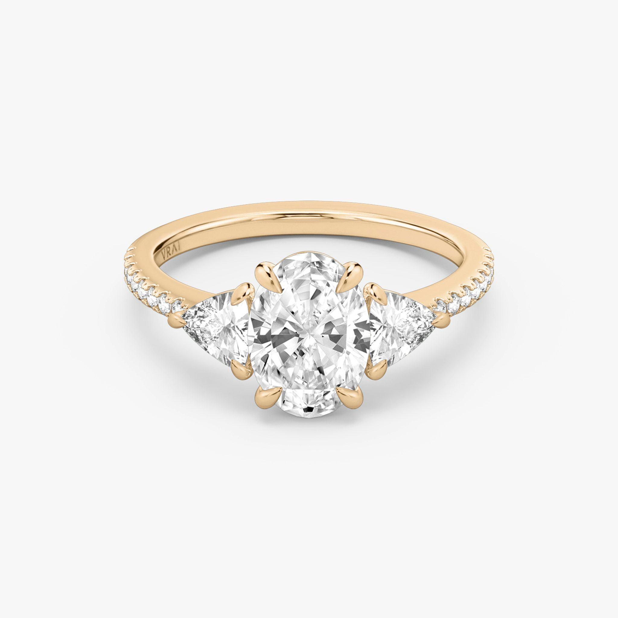 Three Stone | Oval | 14k | Roségold | bandAccent: Mit Pavé-Besatz | sideStoneCarat: 0.25ct | sideStoneShape: Trillant | diamondOrientation: vertical | caratWeight: other