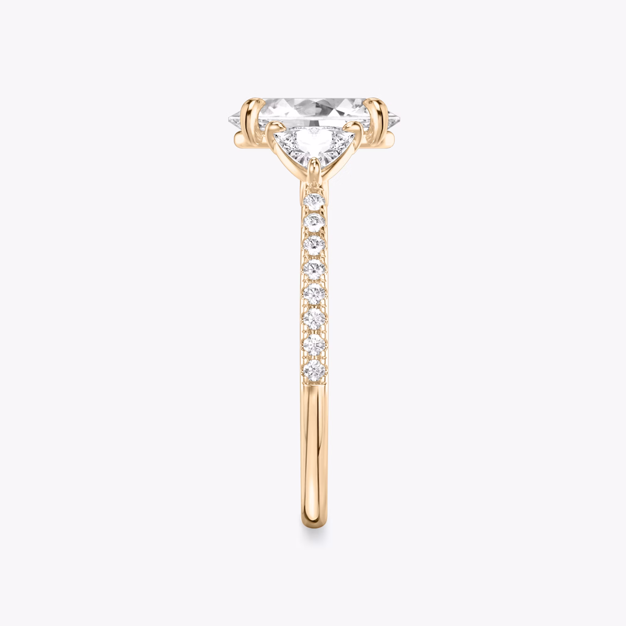 Three Stone | Oval | 14k | Roségold | bandAccent: Mit Pavé-Besatz | sideStoneCarat: 0.25ct | sideStoneShape: Trillant | diamondOrientation: vertical | caratWeight: other