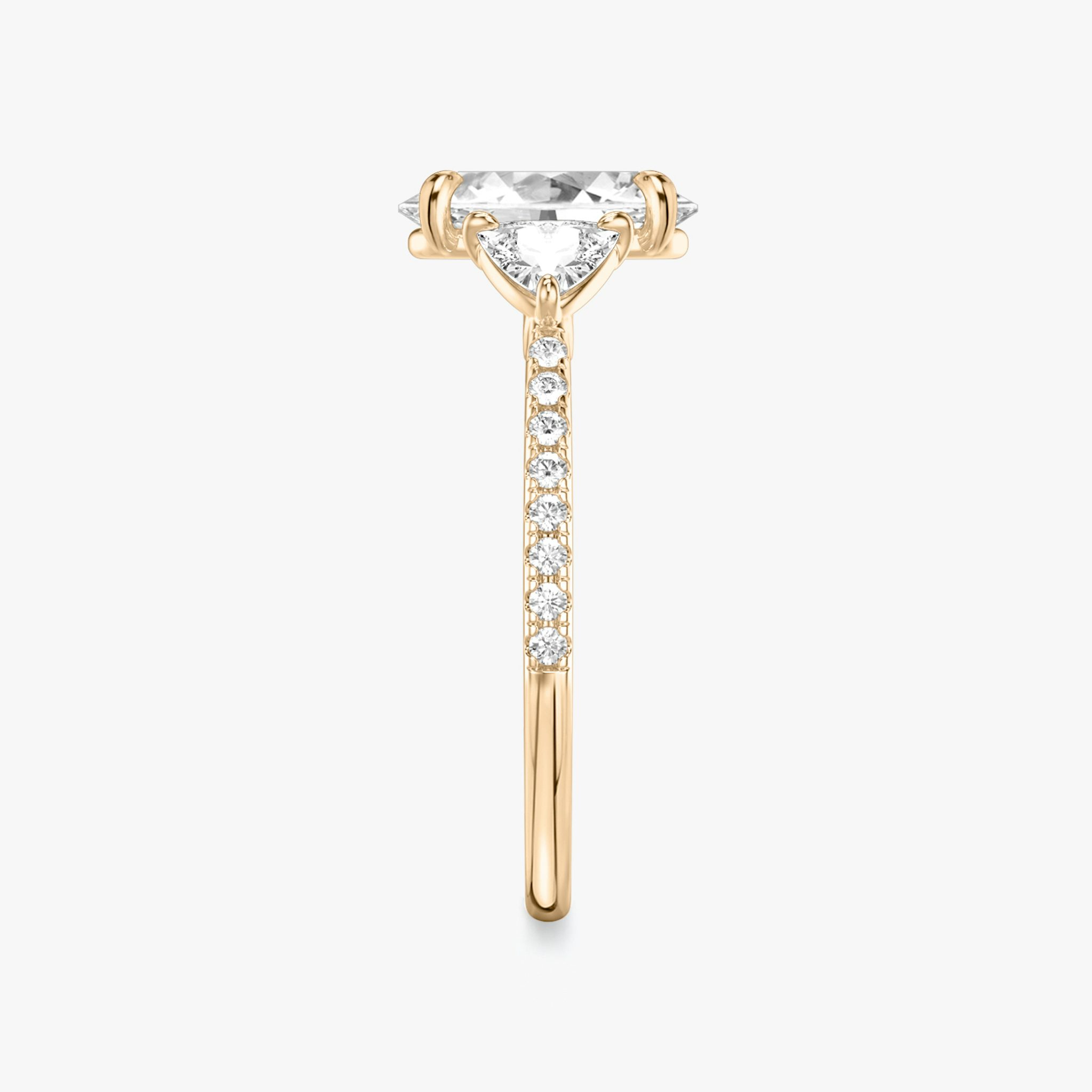 Three Stone | Oval | 14k | Roségold | bandAccent: Mit Pavé-Besatz | sideStoneCarat: 0.25ct | sideStoneShape: Trillant | diamondOrientation: vertical | caratWeight: other