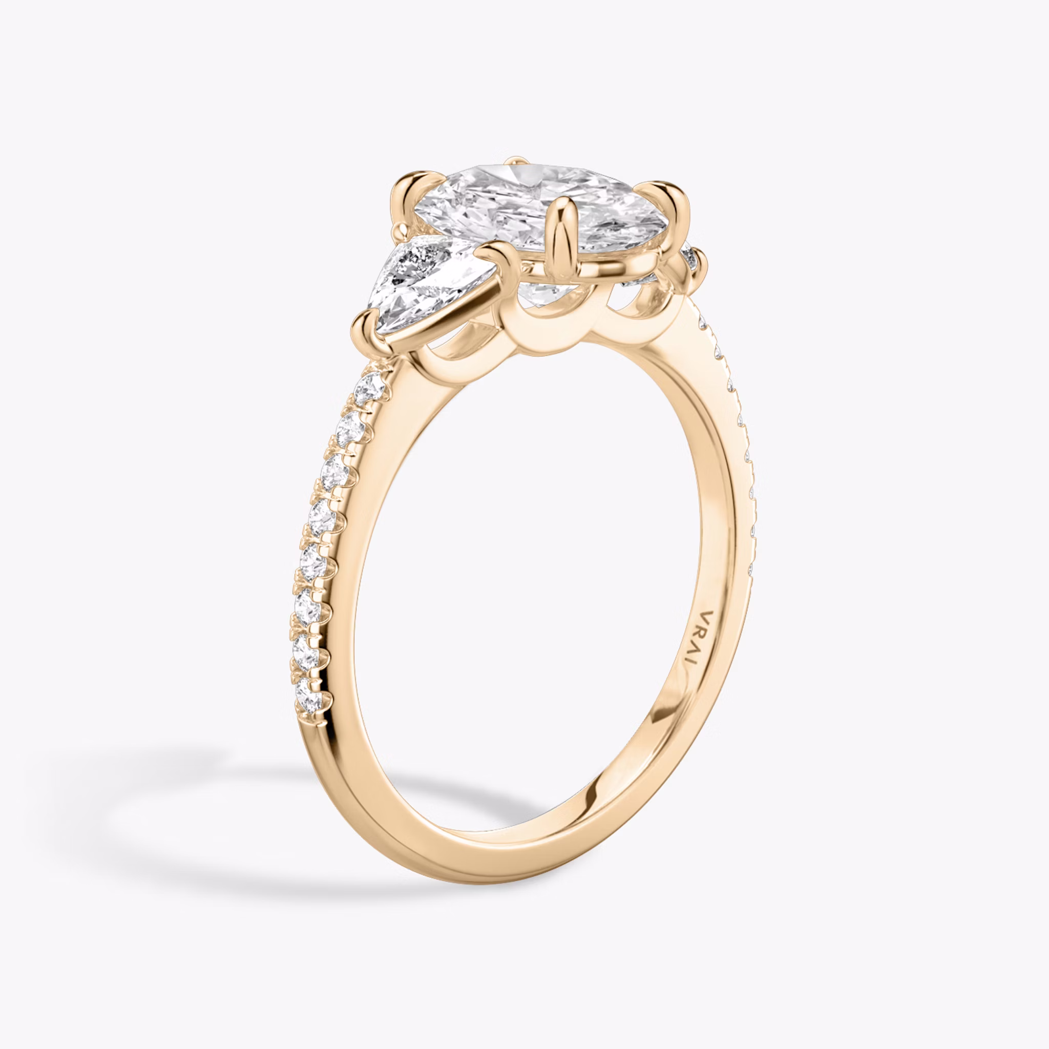Three Stone | Oval | 14k | Roségold | bandAccent: Mit Pavé-Besatz | sideStoneCarat: 0.25ct | sideStoneShape: Trillant | diamondOrientation: vertical | caratWeight: other