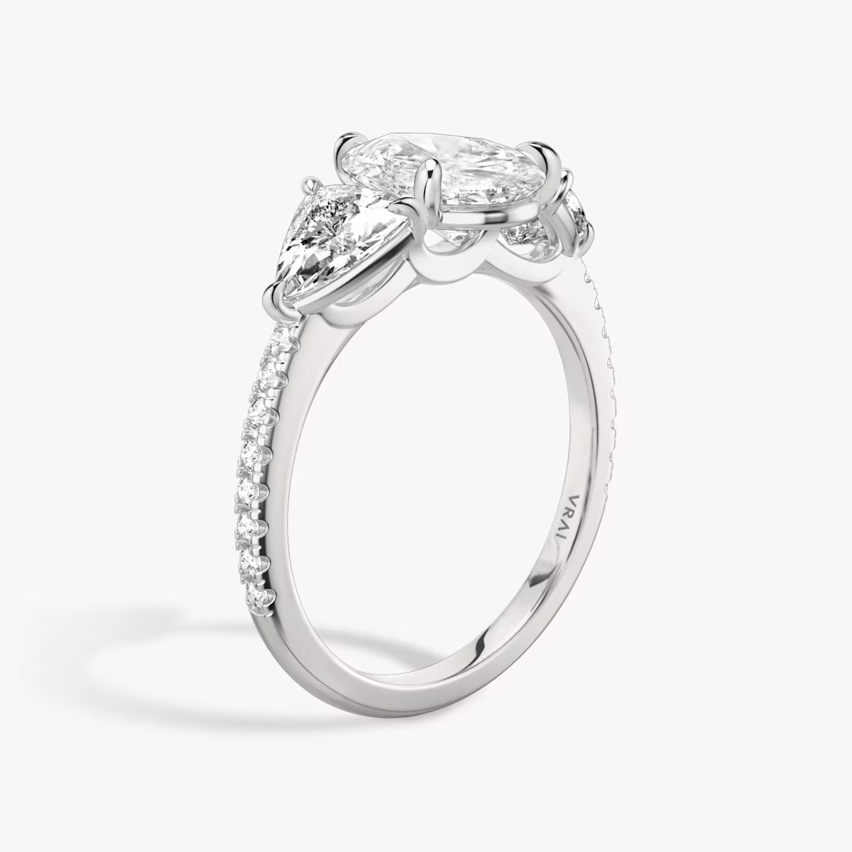 Three Stone | Tropfen | 18k | Weißgold | bandAccent: Mit Pavé-Besatz | sideStoneCarat: 0.50ct | sideStoneShape: Trillant | diamondOrientation: vertical | caratWeight: other