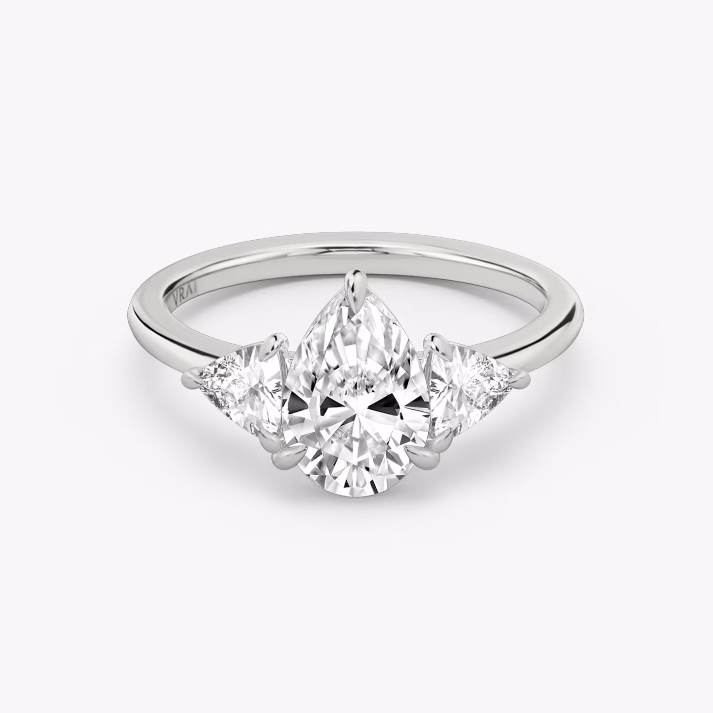 Bague de fiançailles Three Stone | Poire | Platine | bandAccent: Simple | sideStoneCarat: 0.25ct | sideStoneShape: Trillion | diamondOrientation: vertical | caratWeight: other
