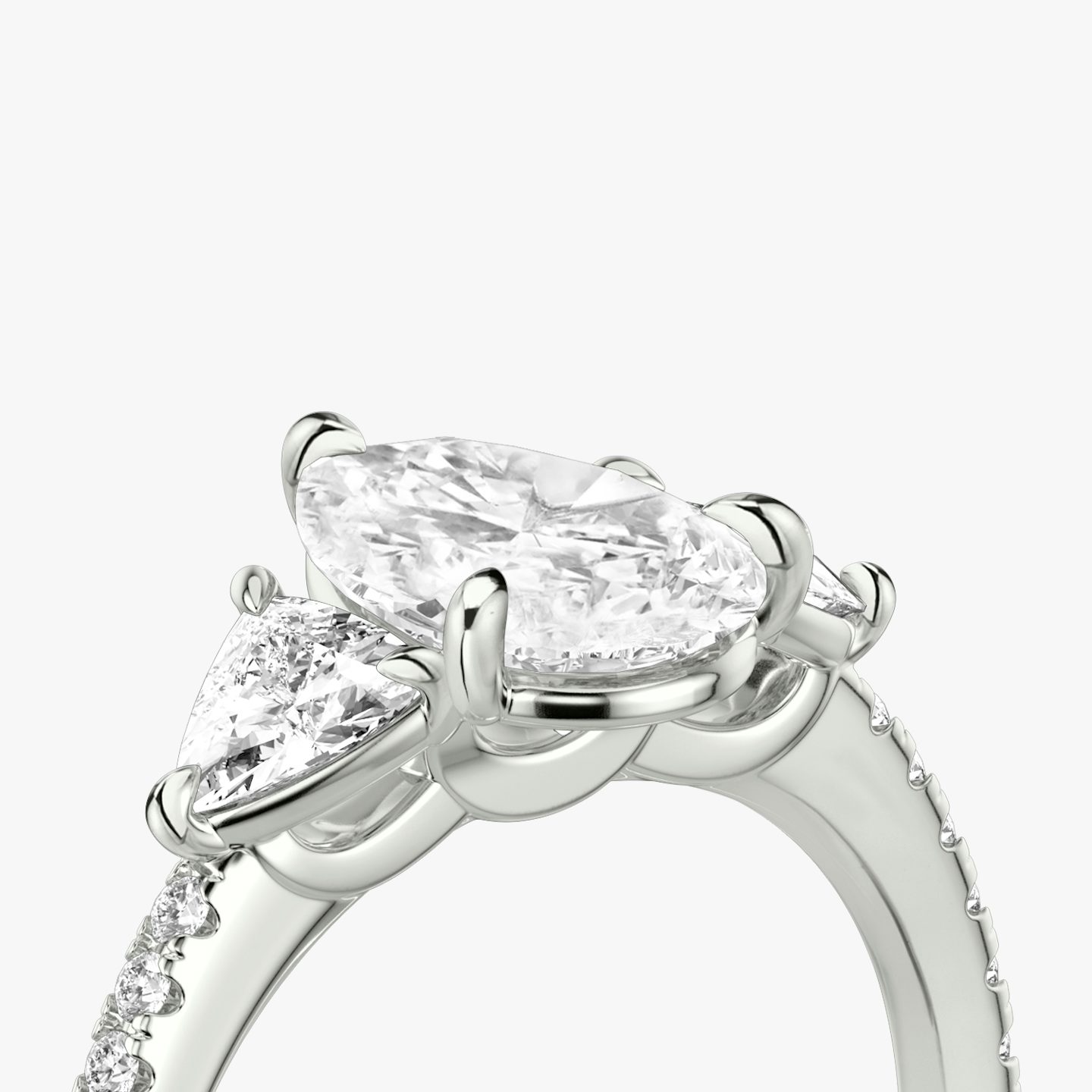 Three Stone | Tropfen | Platin | bandAccent: Mit Pavé-Besatz | sideStoneCarat: 0.25ct | sideStoneShape: Trillant | diamondOrientation: vertical | caratWeight: other