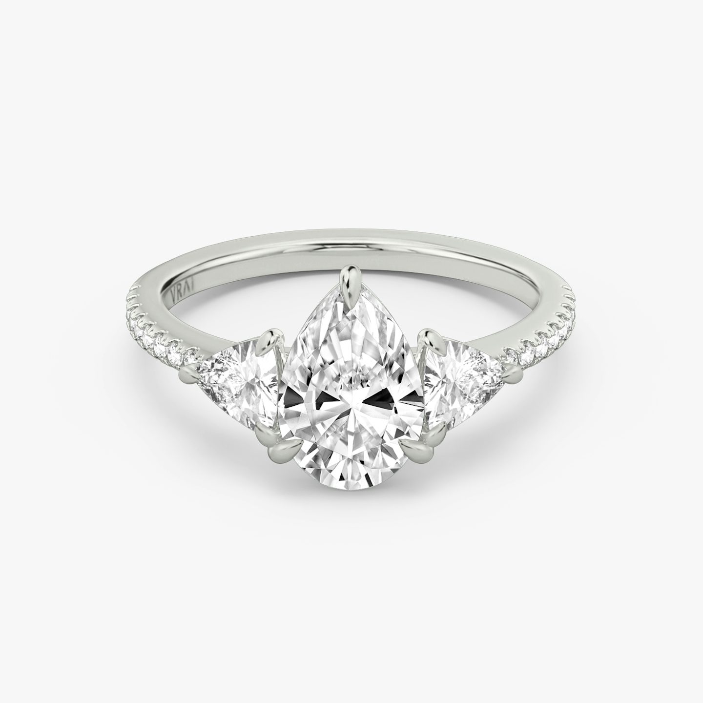 Three Stone | Tropfen | Platin | bandAccent: Mit Pavé-Besatz | sideStoneCarat: 0.25ct | sideStoneShape: Trillant | diamondOrientation: vertical | caratWeight: other