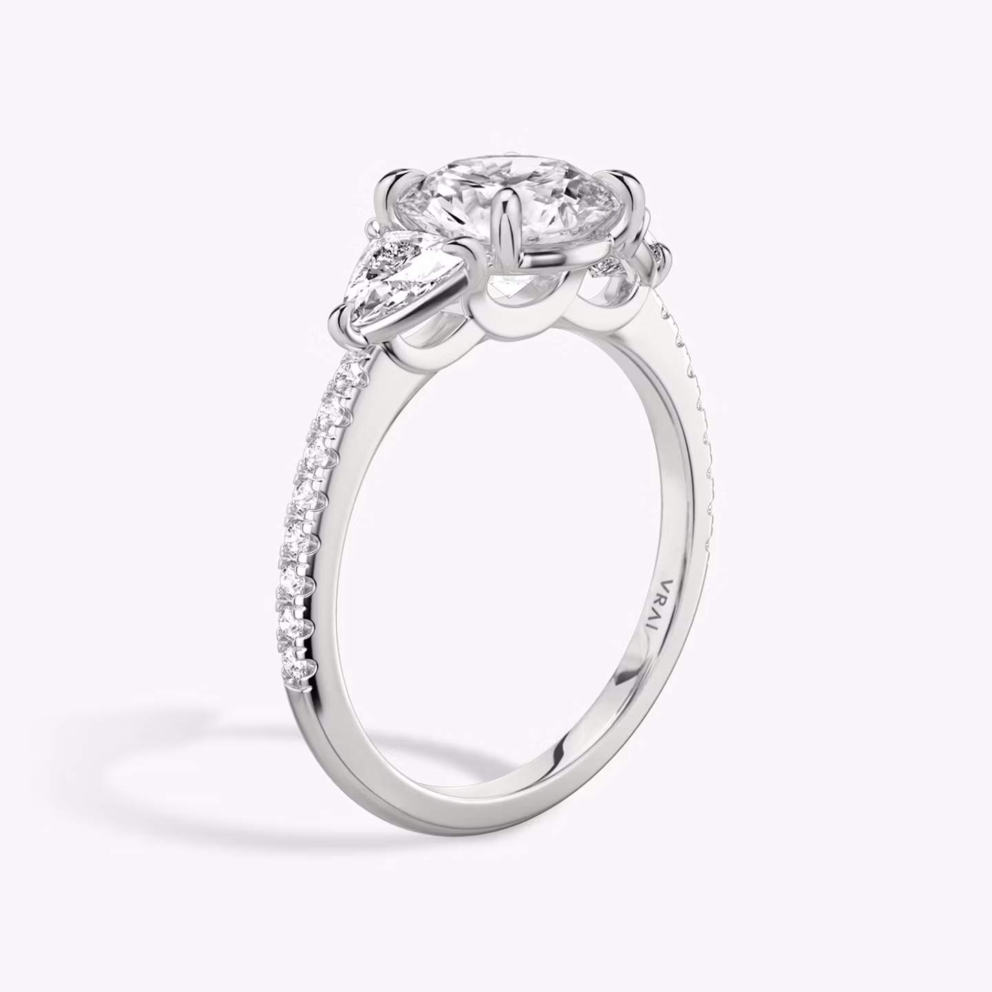 Three Stone | Rund | 18k | Weißgold | bandAccent: Mit Pavé-Besatz | caratWeight: other | sideStoneCarat: 0.25ct | sideStoneShape: Trillant | diamondOrientation: vertical
