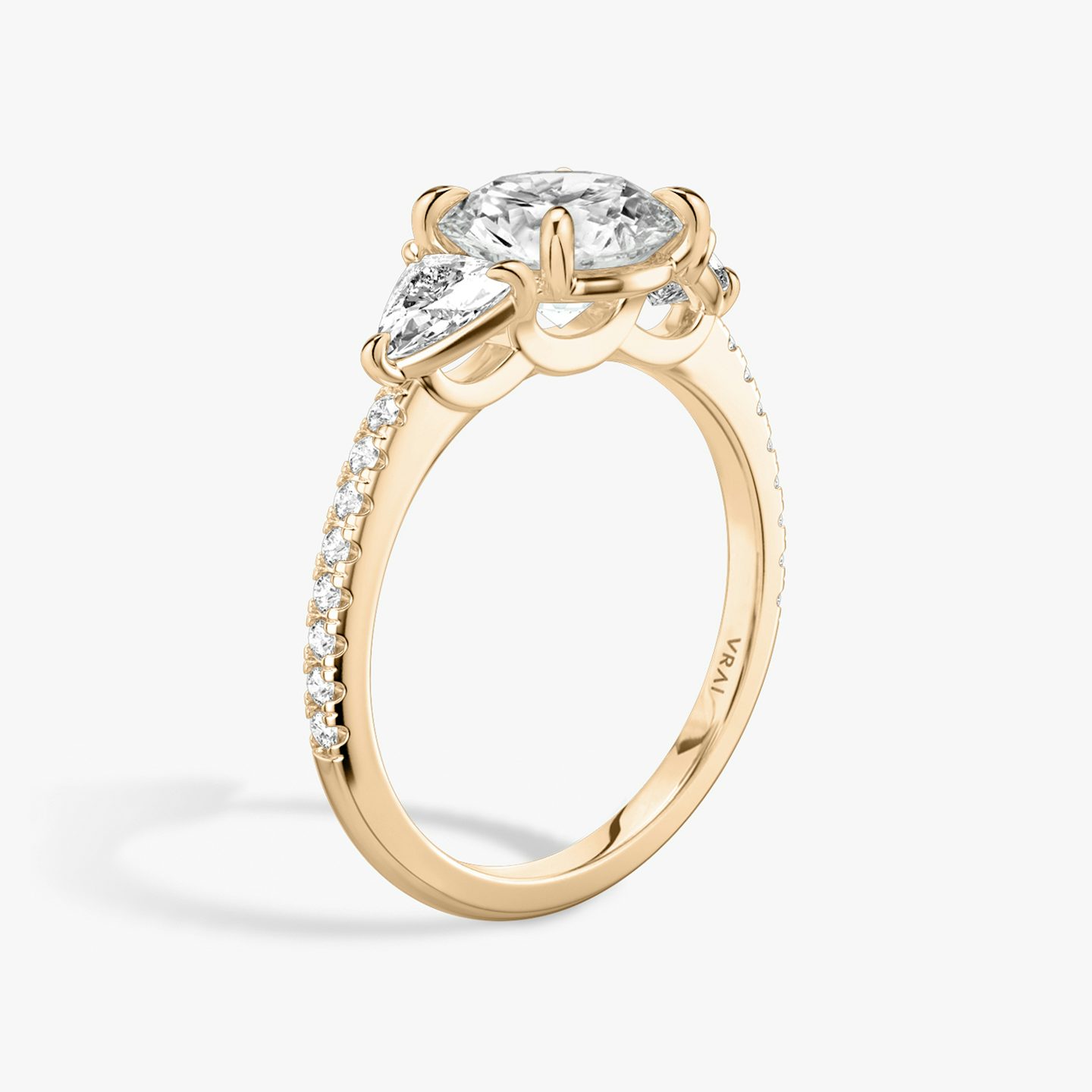 Anillo de compromiso Three Stone | Brillante | 14k | Oro rosa | bandAccent: Pavé | caratWeight: other | sideStoneCarat: 0.25ct | sideStoneShape: Trillón | diamondOrientation: vertical