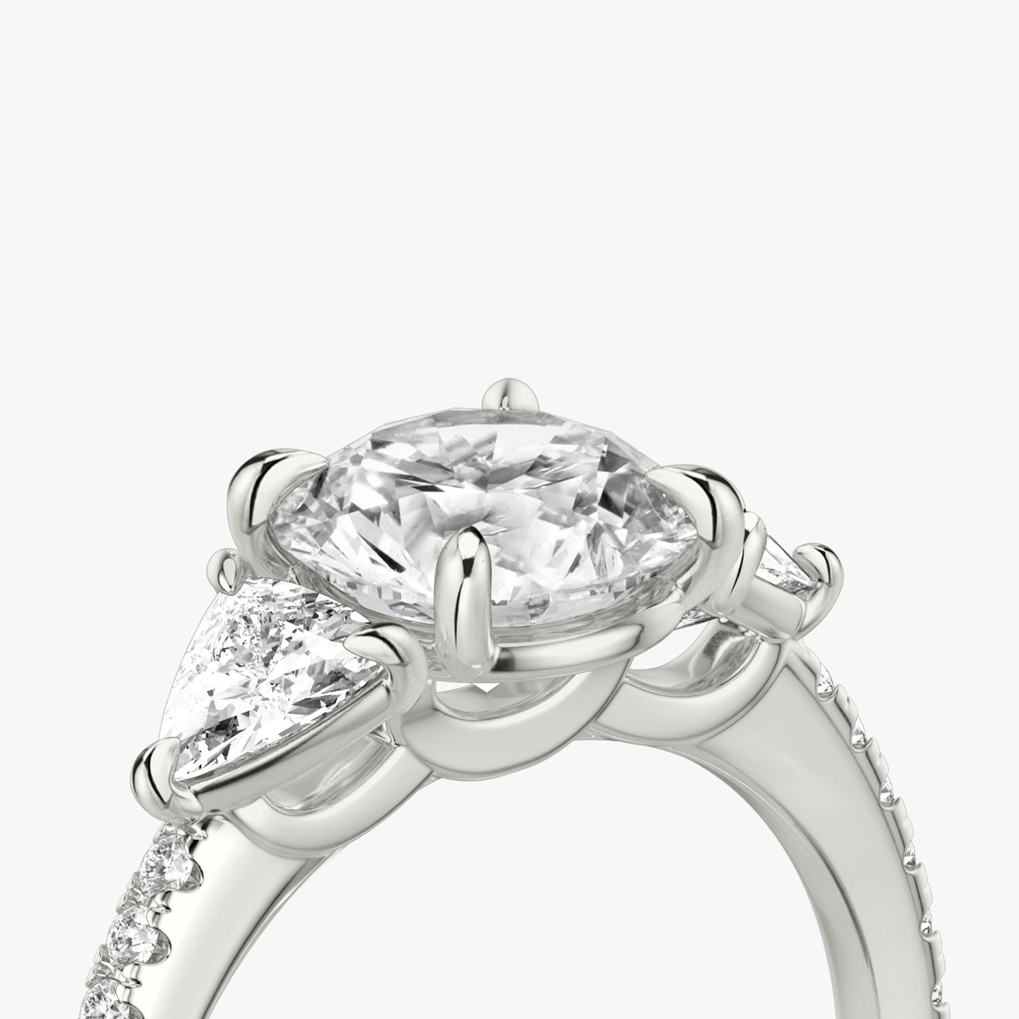 Anillo de compromiso Three Stone | Brillante | Platino | bandAccent: Pavé | caratWeight: other | sideStoneCarat: 0.25ct | sideStoneShape: Trillón | diamondOrientation: vertical