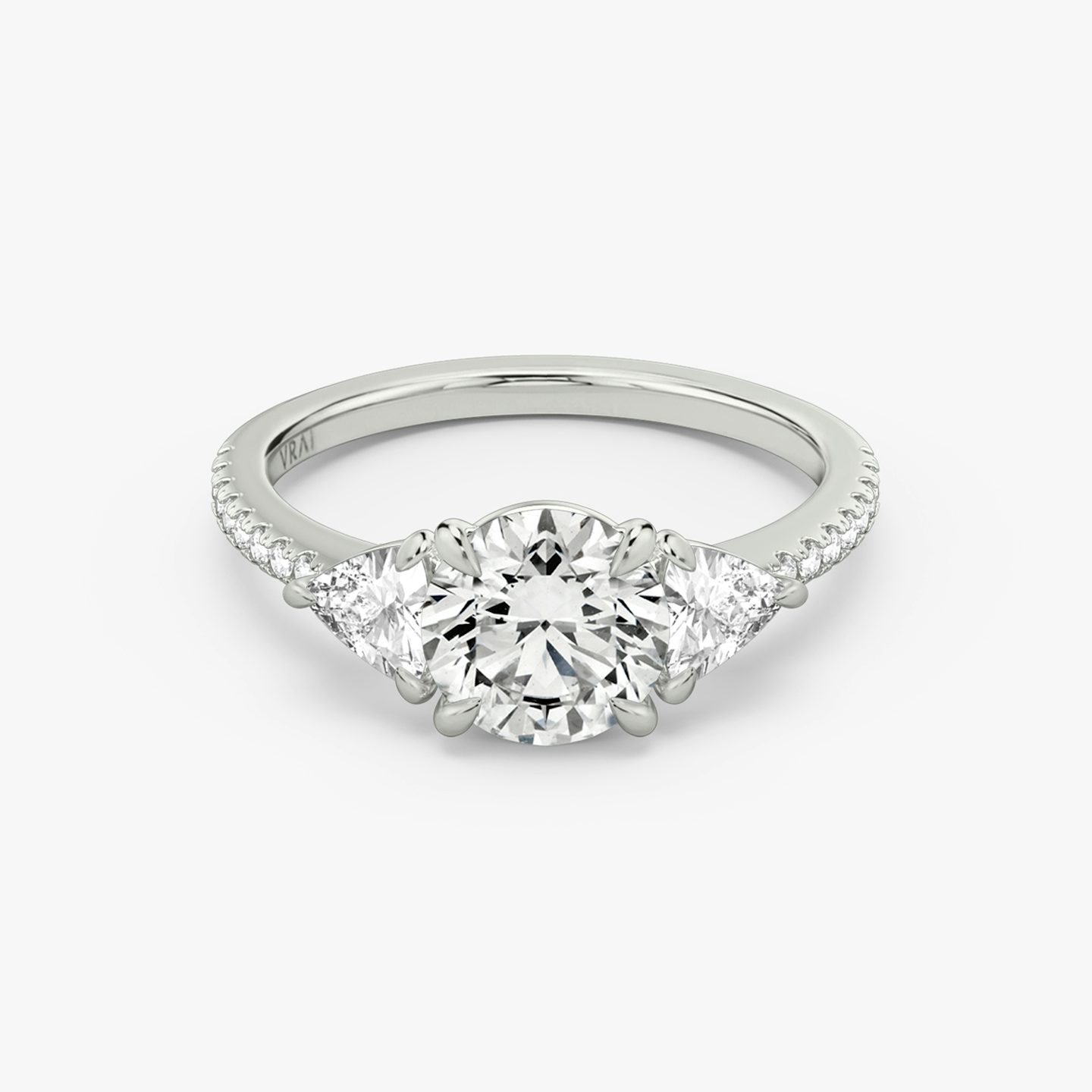 Anillo de compromiso Three Stone | Brillante | Platino | bandAccent: Pavé | caratWeight: other | sideStoneCarat: 0.25ct | sideStoneShape: Trillón | diamondOrientation: vertical