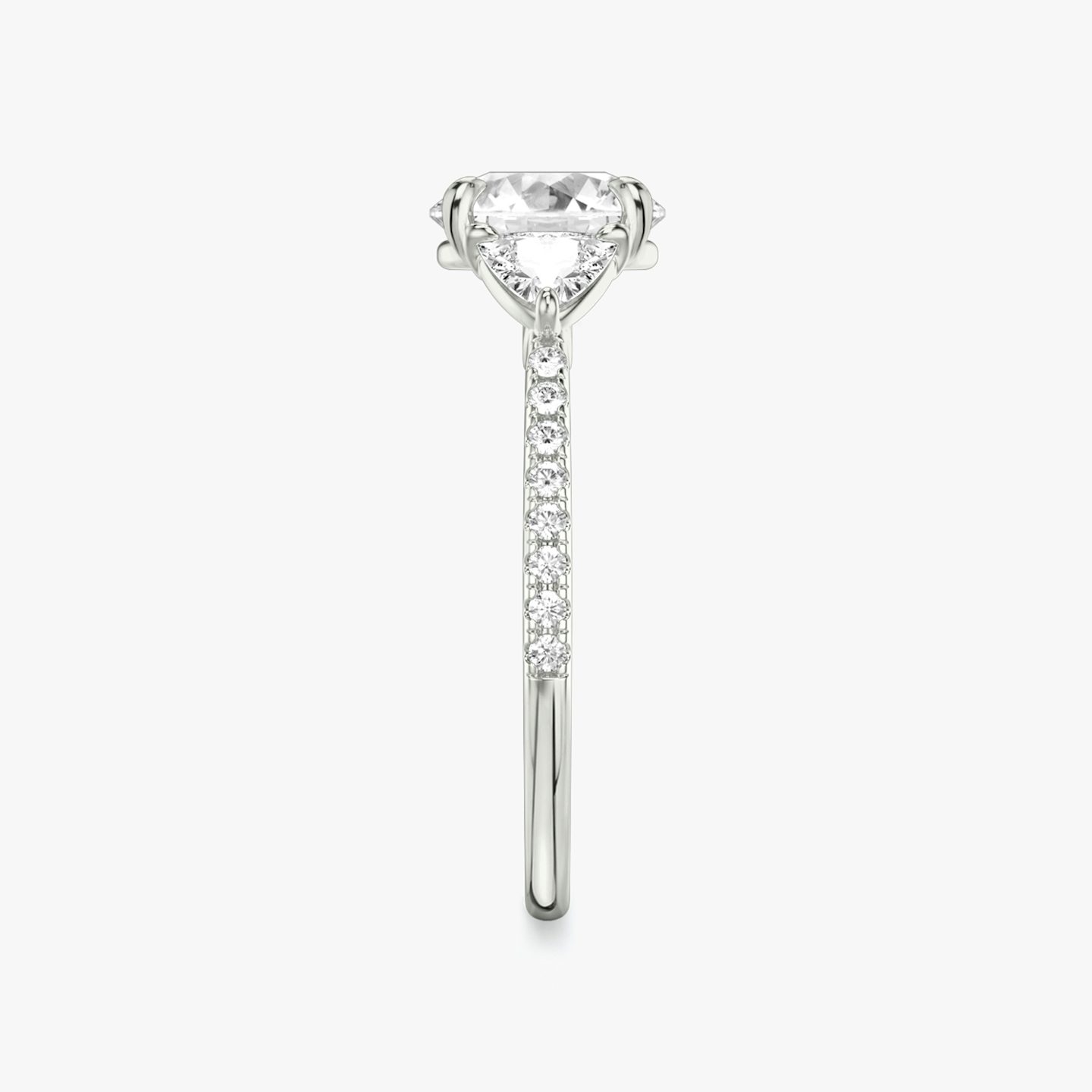 Anillo de compromiso Three Stone | Brillante | Platino | bandAccent: Pavé | caratWeight: other | sideStoneCarat: 0.25ct | sideStoneShape: Trillón | diamondOrientation: vertical