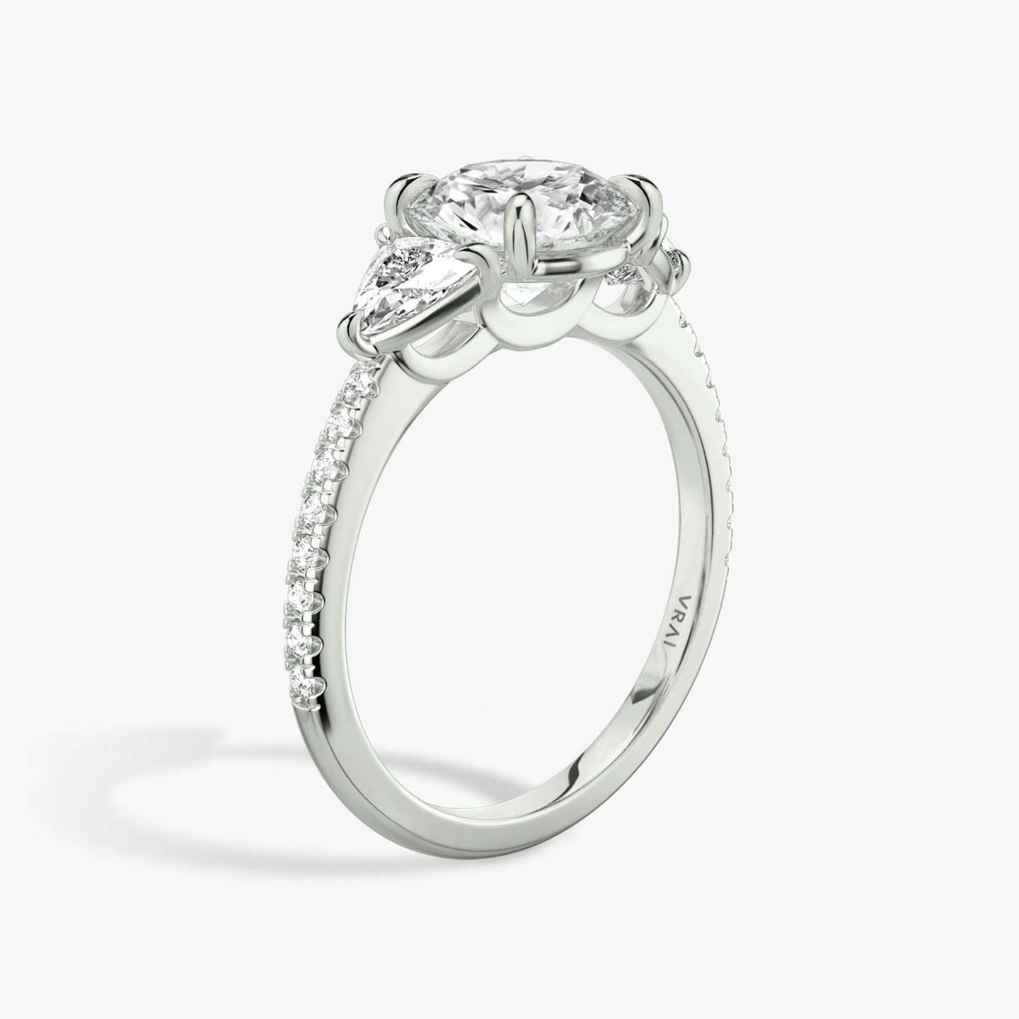 Anillo de compromiso Three Stone | Brillante | Platino | bandAccent: Pavé | caratWeight: other | sideStoneCarat: 0.25ct | sideStoneShape: Trillón | diamondOrientation: vertical