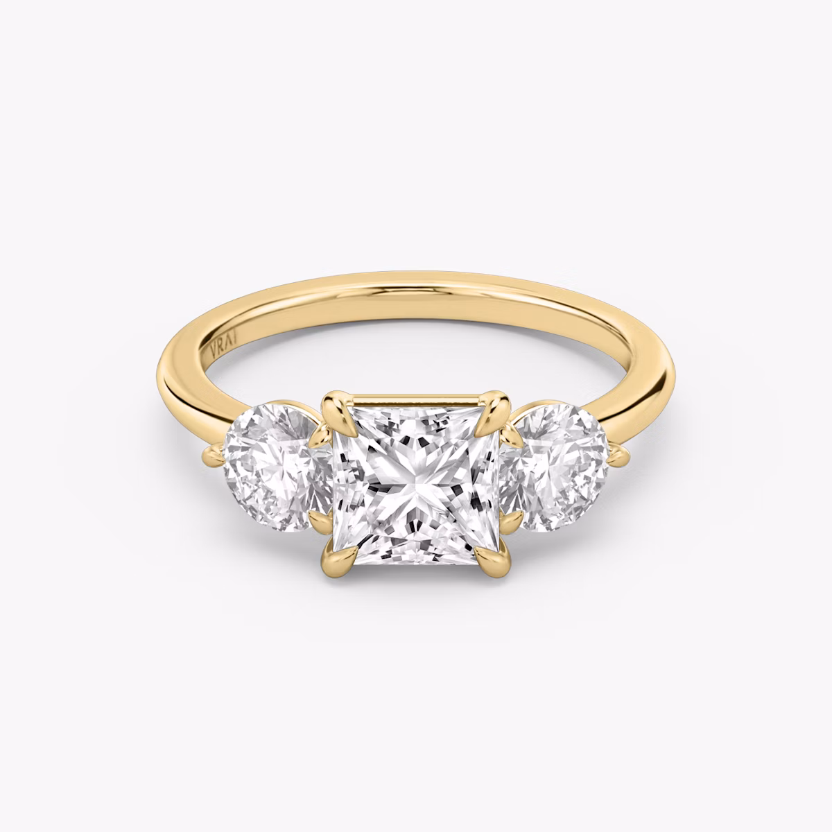 Three Stone | Princess | 18k | Gelbgold | bandAccent: Ohne Pavé-Besatz | sideStoneCarat: 0.50ct | sideStoneShape: Rund | diamondOrientation: vertical | caratWeight: other
