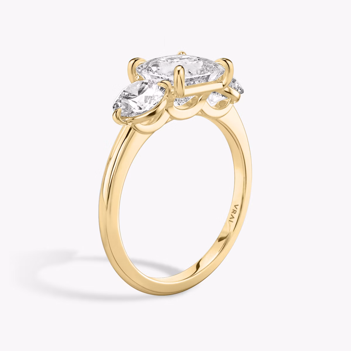 Three Stone | Princess | 18k | Gelbgold | bandAccent: Ohne Pavé-Besatz | sideStoneCarat: 0.50ct | sideStoneShape: Rund | diamondOrientation: vertical | caratWeight: other