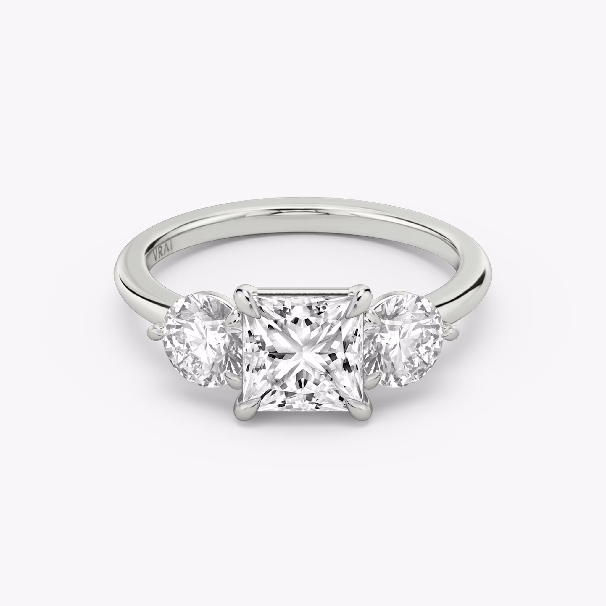 Anillo de compromiso Three Stone | Princesa | Platino | bandAccent: Simple | sideStoneCarat: 0.50ct | sideStoneShape: Brillante | diamondOrientation: vertical | caratWeight: other
