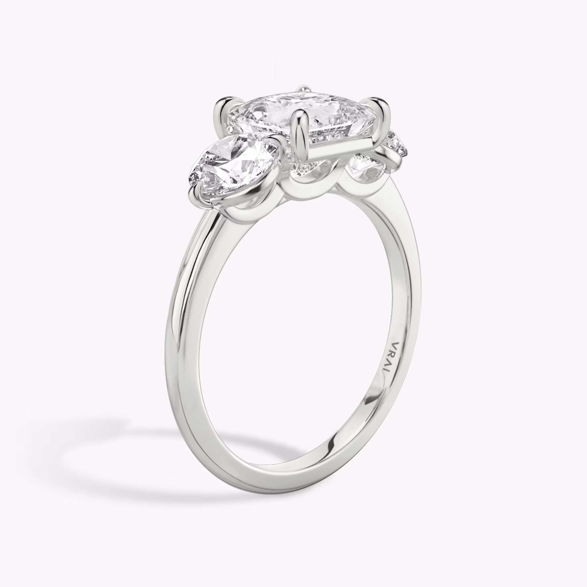 Anillo de compromiso Three Stone | Princesa | Platino | bandAccent: Simple | sideStoneCarat: 0.50ct | sideStoneShape: Brillante | diamondOrientation: vertical | caratWeight: other