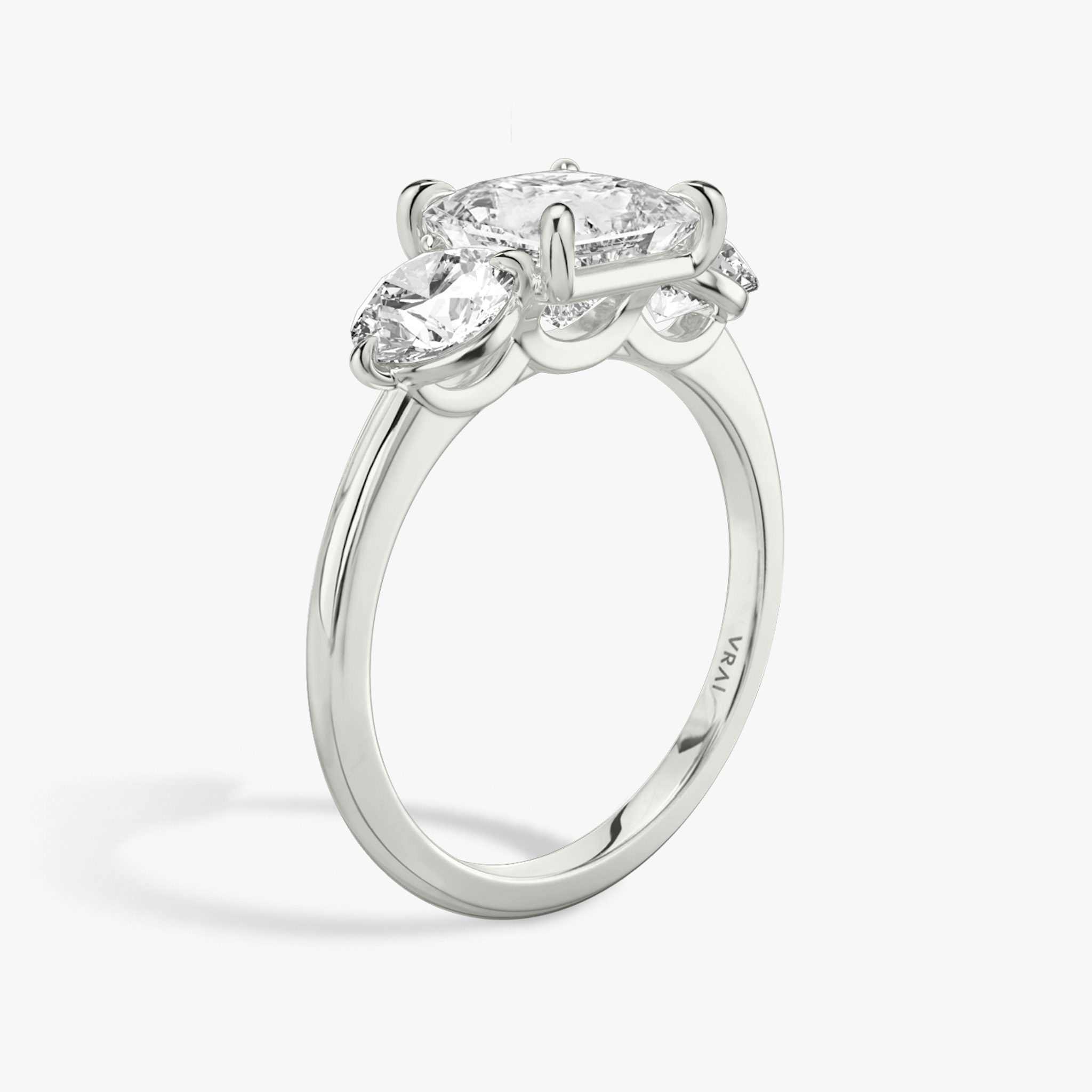 Anillo de compromiso Three Stone | Princesa | Platino | bandAccent: Simple | sideStoneCarat: 0.50ct | sideStoneShape: Brillante | diamondOrientation: vertical | caratWeight: other