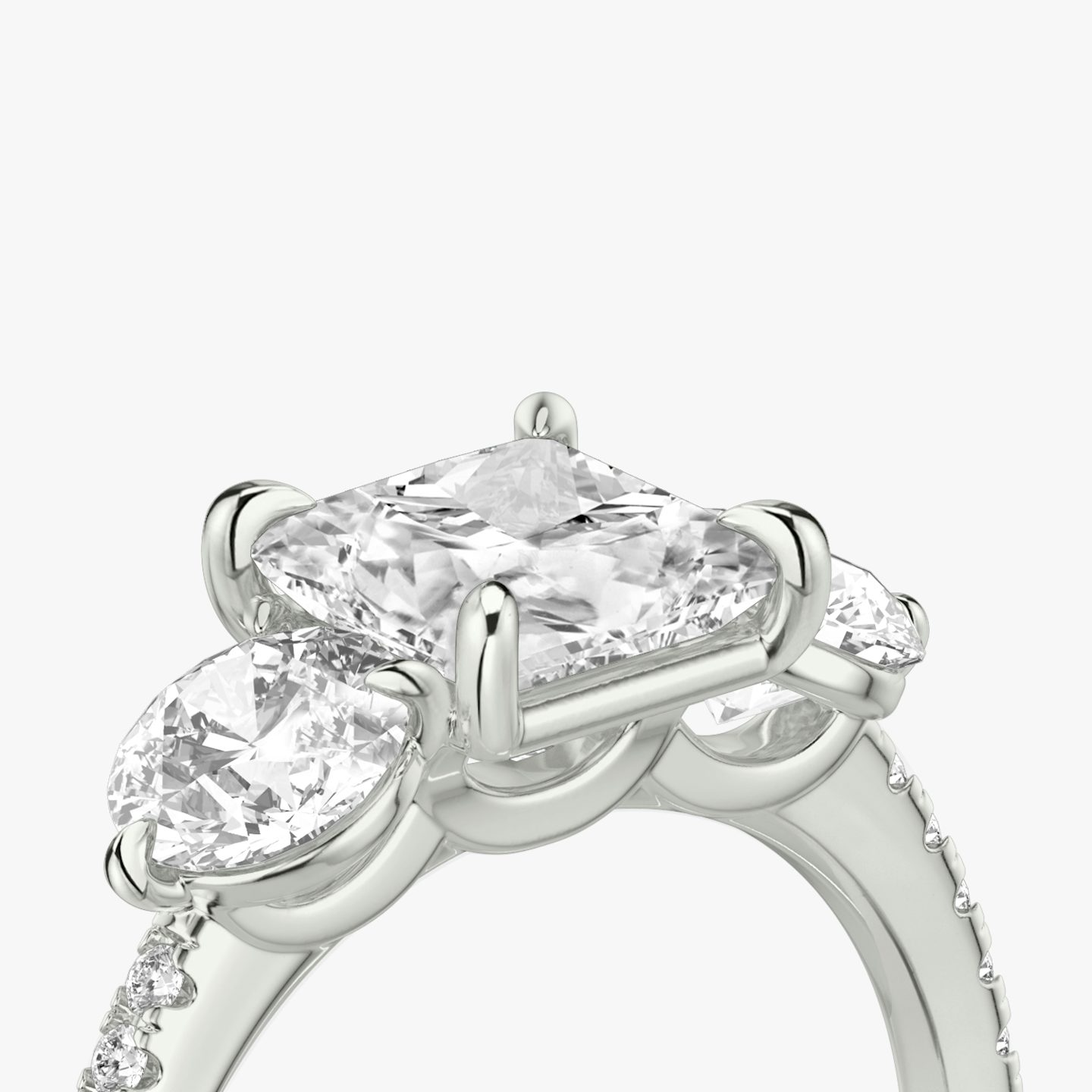 Three Stone | Princess | Platin | bandAccent: Mit Pavé-Besatz | sideStoneCarat: 0.50ct | sideStoneShape: Rund | diamondOrientation: vertical | caratWeight: other