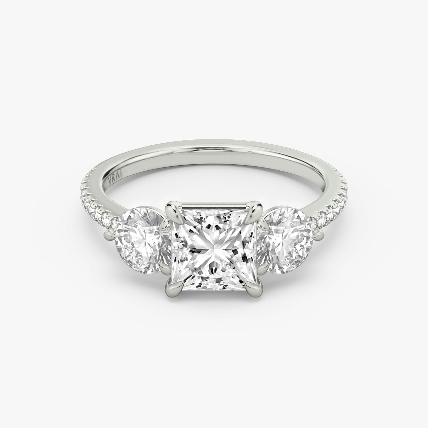 Three Stone | Princess | Platin | bandAccent: Mit Pavé-Besatz | sideStoneCarat: 0.50ct | sideStoneShape: Rund | diamondOrientation: vertical | caratWeight: other