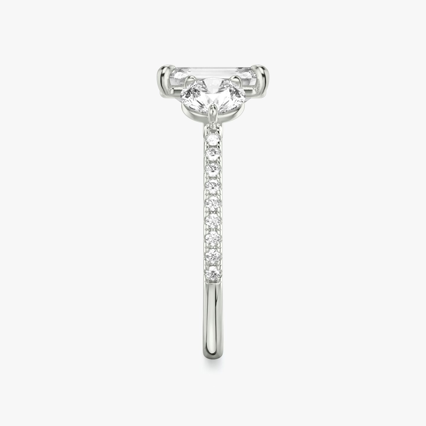 Three Stone | Princess | Platin | bandAccent: Mit Pavé-Besatz | sideStoneCarat: 0.50ct | sideStoneShape: Rund | diamondOrientation: vertical | caratWeight: other