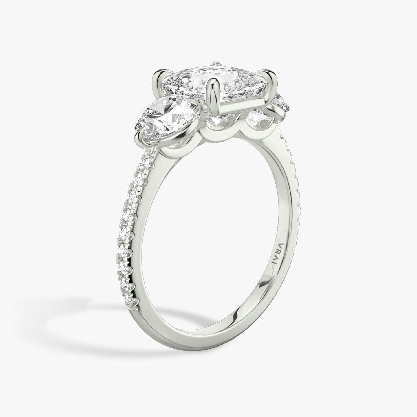 Three Stone | Princess | Platin | bandAccent: Mit Pavé-Besatz | sideStoneCarat: 0.50ct | sideStoneShape: Rund | diamondOrientation: vertical | caratWeight: other