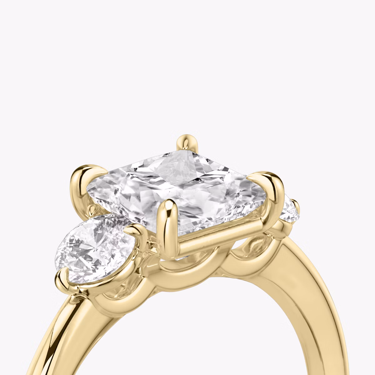 Three Stone | Princess | 18k | Gelbgold | bandAccent: Ohne Pavé-Besatz | sideStoneCarat: 0.25ct | sideStoneShape: Rund | diamondOrientation: vertical | caratWeight: other