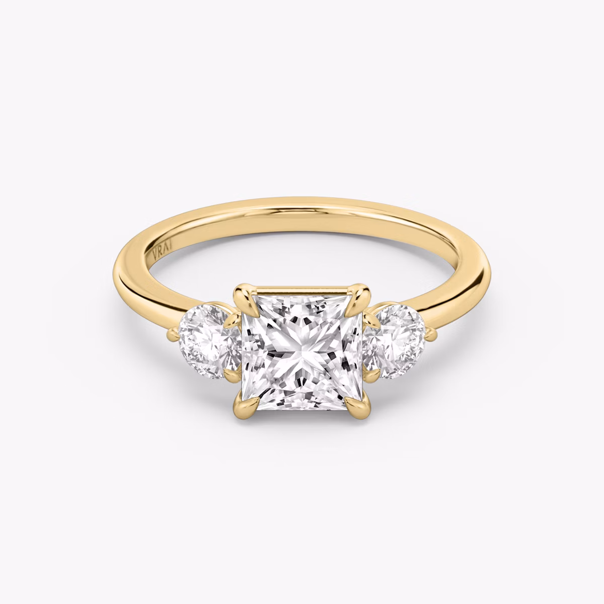 Three Stone | Princess | 18k | Gelbgold | bandAccent: Ohne Pavé-Besatz | sideStoneCarat: 0.25ct | sideStoneShape: Rund | diamondOrientation: vertical | caratWeight: other