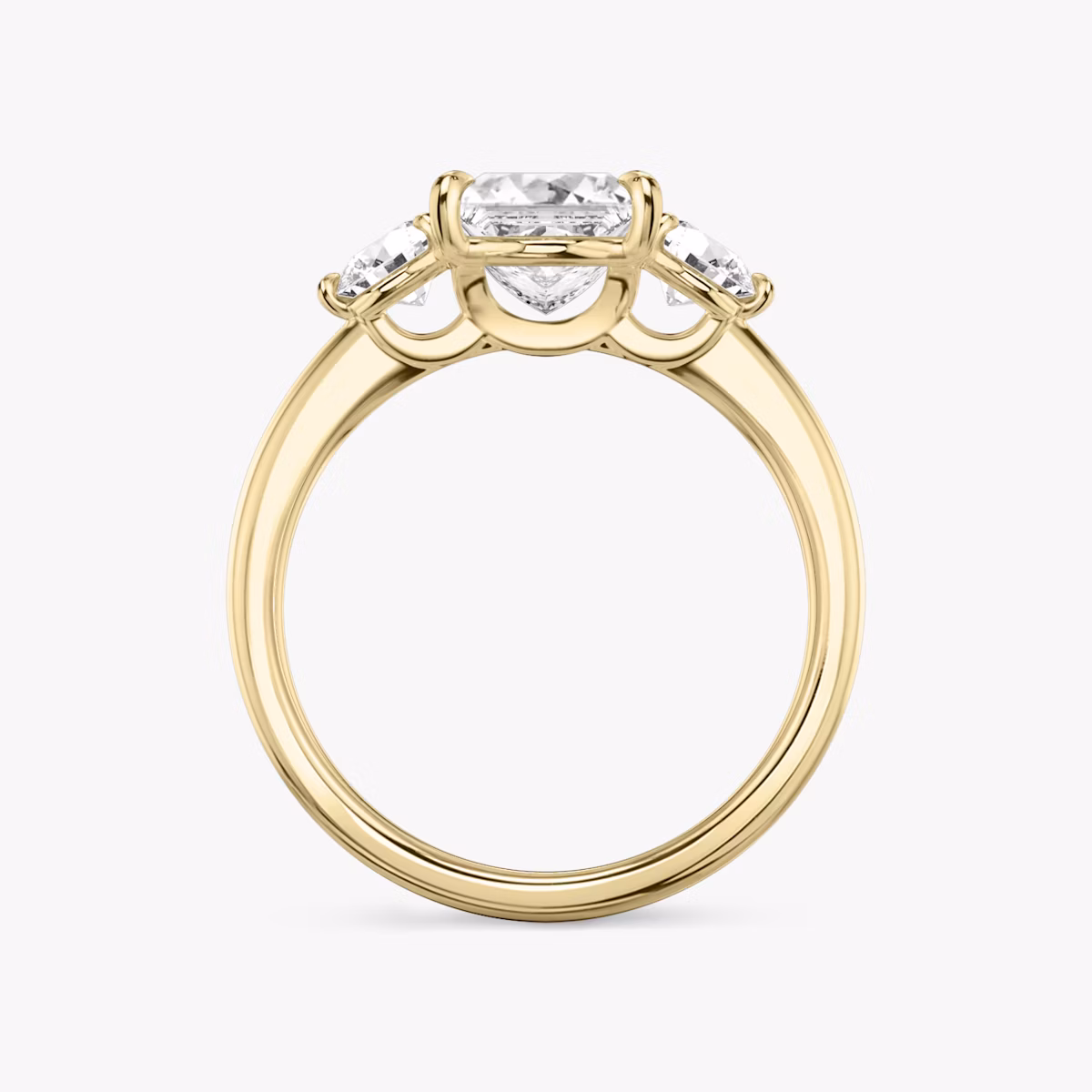 Three Stone | Princess | 18k | Gelbgold | bandAccent: Ohne Pavé-Besatz | sideStoneCarat: 0.25ct | sideStoneShape: Rund | diamondOrientation: vertical | caratWeight: other