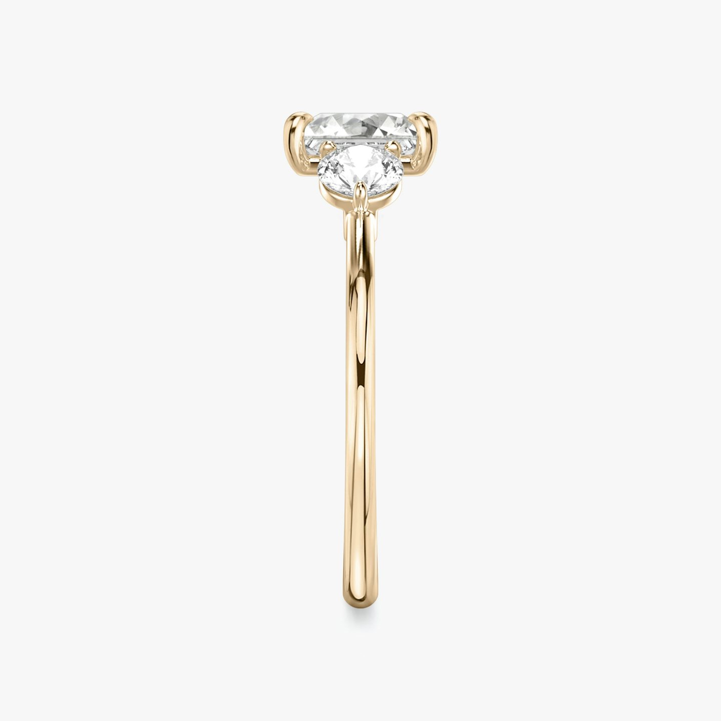 Anillo de compromiso Three Stone | Princesa | 14k | Oro rosa | bandAccent: Simple | sideStoneCarat: 0.25ct | sideStoneShape: Brillante | diamondOrientation: vertical | caratWeight: other