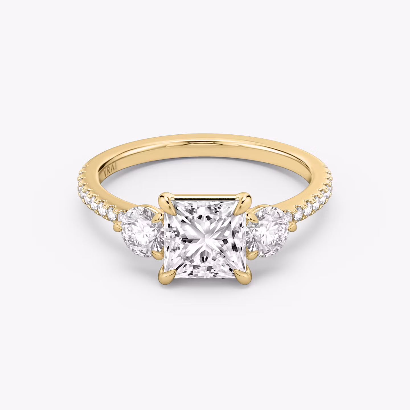 Three Stone | Princess | 18k | Gelbgold | bandAccent: Mit Pavé-Besatz | sideStoneCarat: 0.25ct | sideStoneShape: Rund | diamondOrientation: vertical | caratWeight: other