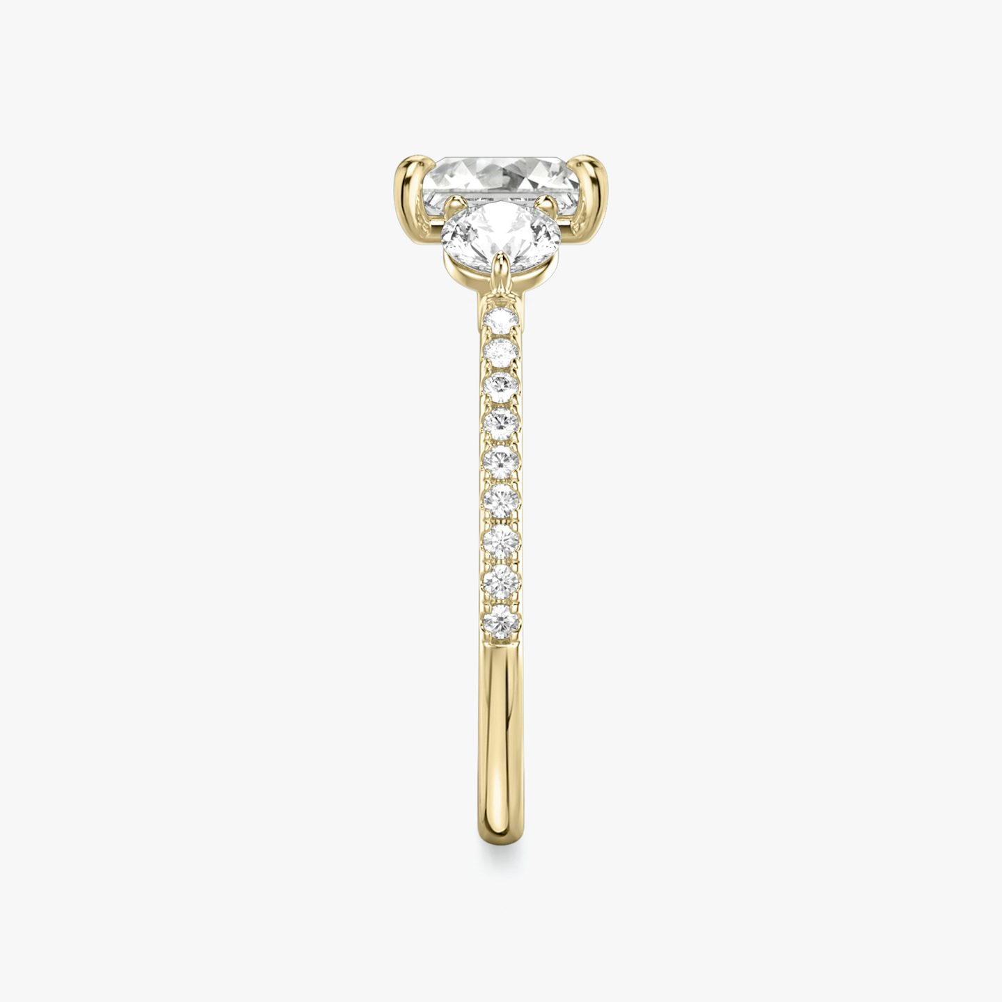 Three Stone | Princess | 18k | Gelbgold | bandAccent: Mit Pavé-Besatz | sideStoneCarat: 0.25ct | sideStoneShape: Rund | diamondOrientation: vertical | caratWeight: other