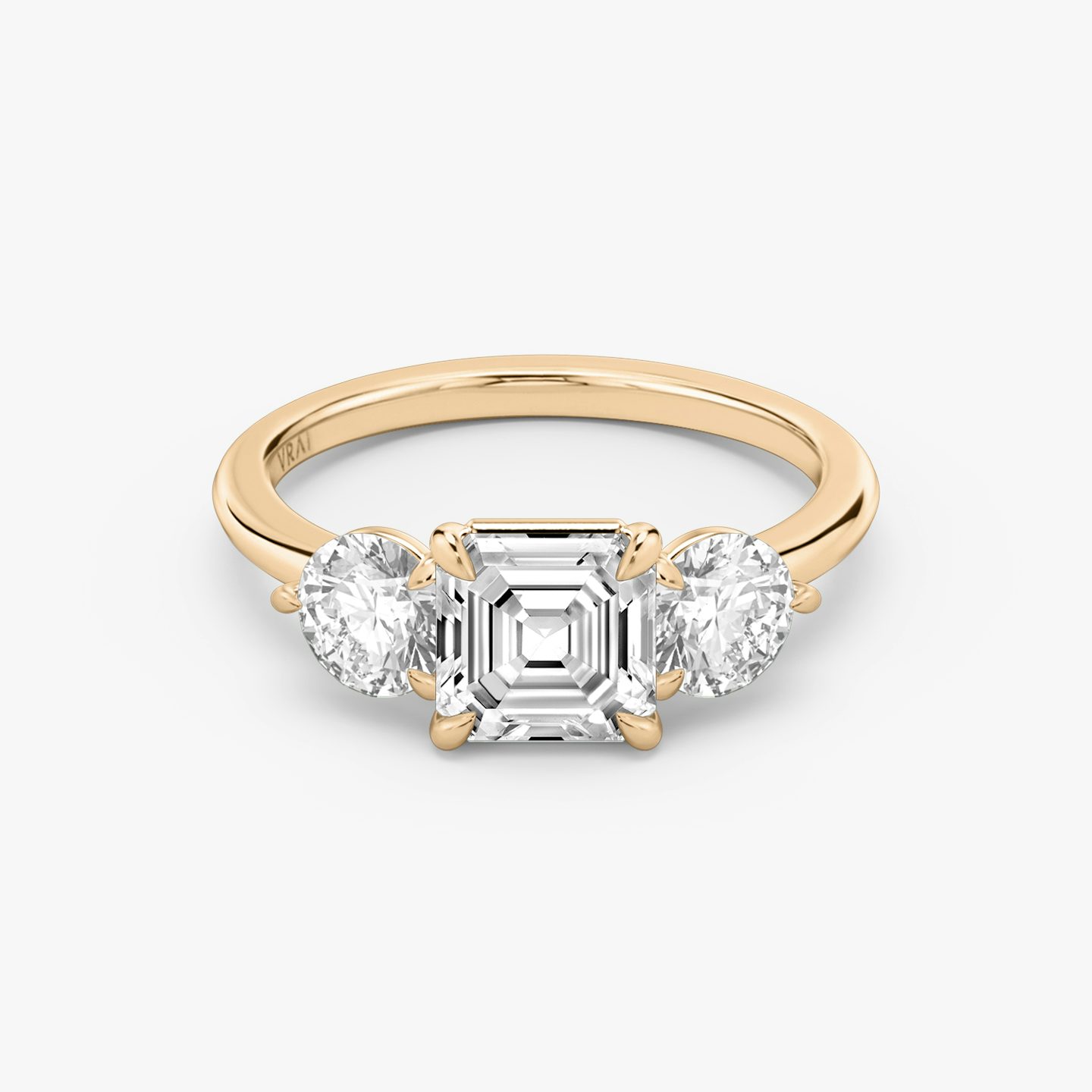 Three Stone | Asscher | 14k | Roségold | bandAccent: Ohne Pavé-Besatz | sideStoneCarat: 0.50ct | sideStoneShape: Rund | diamondOrientation: vertical | caratWeight: other