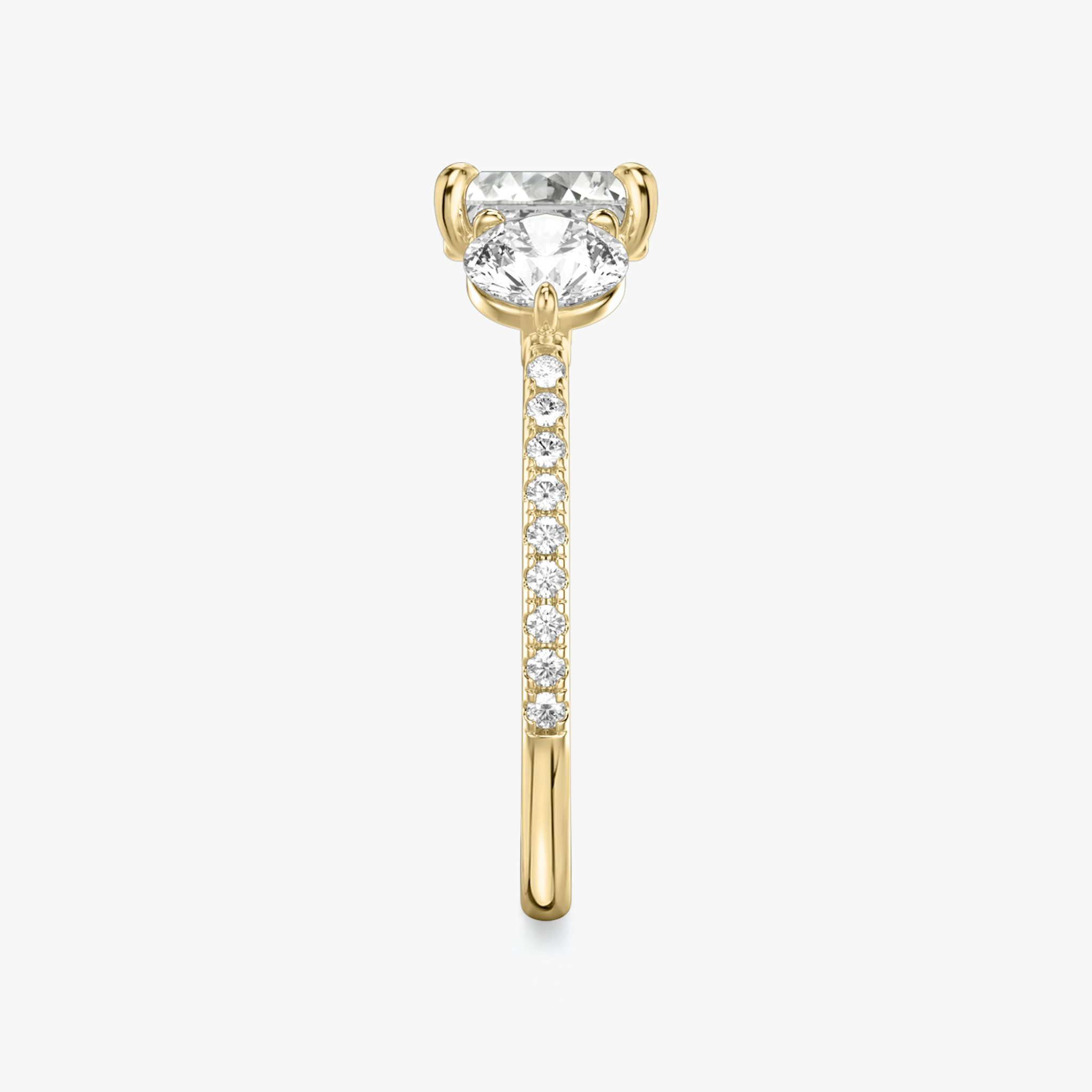Three Stone | Asscher | 18k | Gelbgold | bandAccent: Mit Pavé-Besatz | sideStoneCarat: 0.50ct | sideStoneShape: Rund | diamondOrientation: vertical | caratWeight: other