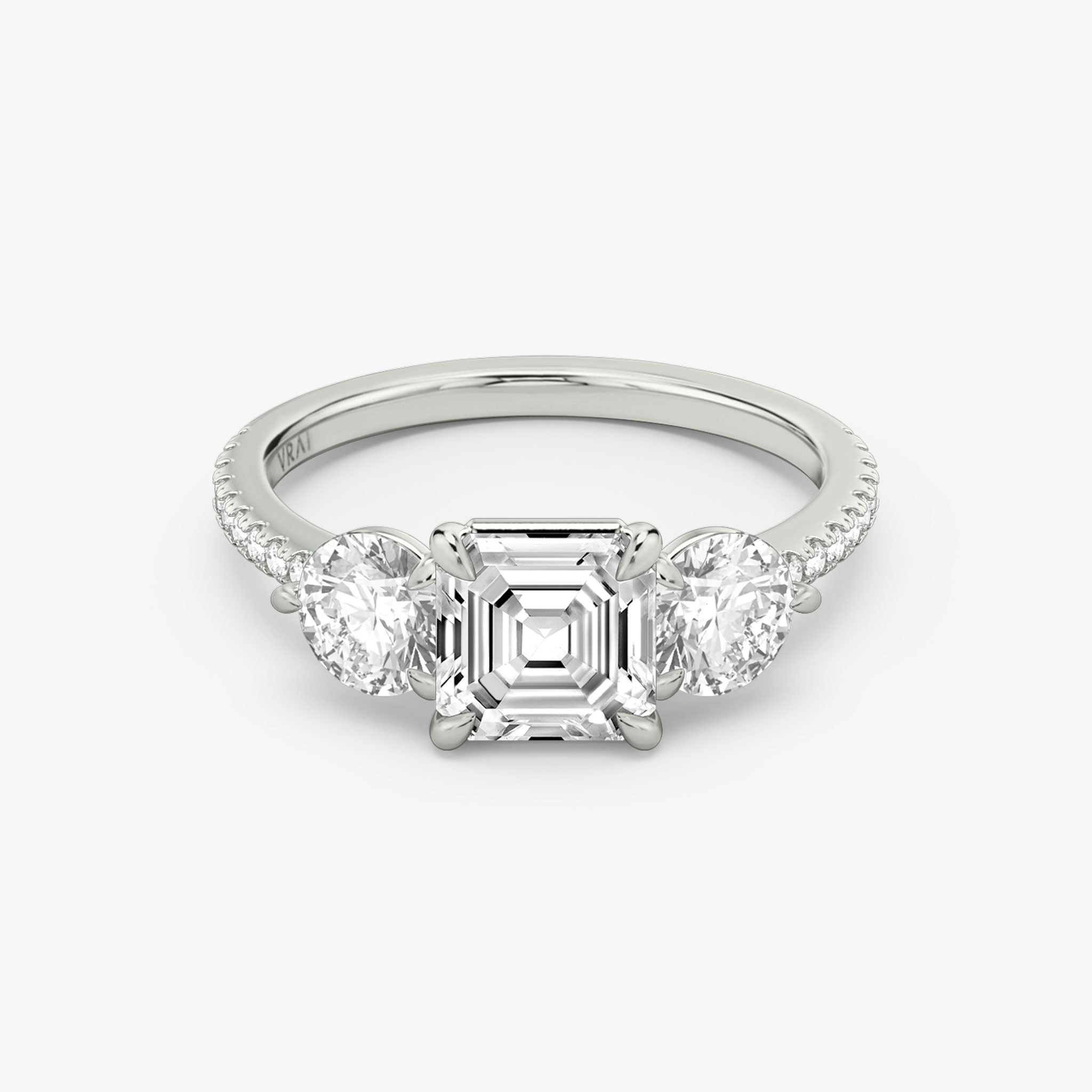 Three Stone | Asscher | 18k | Weißgold | bandAccent: Mit Pavé-Besatz | sideStoneCarat: 0.50ct | sideStoneShape: Rund | diamondOrientation: vertical | caratWeight: other