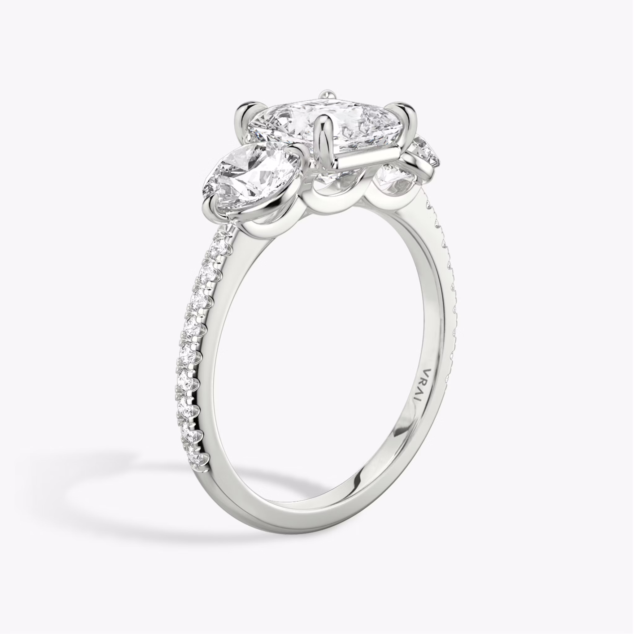 Three Stone | Asscher | 18k | Weißgold | bandAccent: Mit Pavé-Besatz | sideStoneCarat: 0.50ct | sideStoneShape: Rund | diamondOrientation: vertical | caratWeight: other