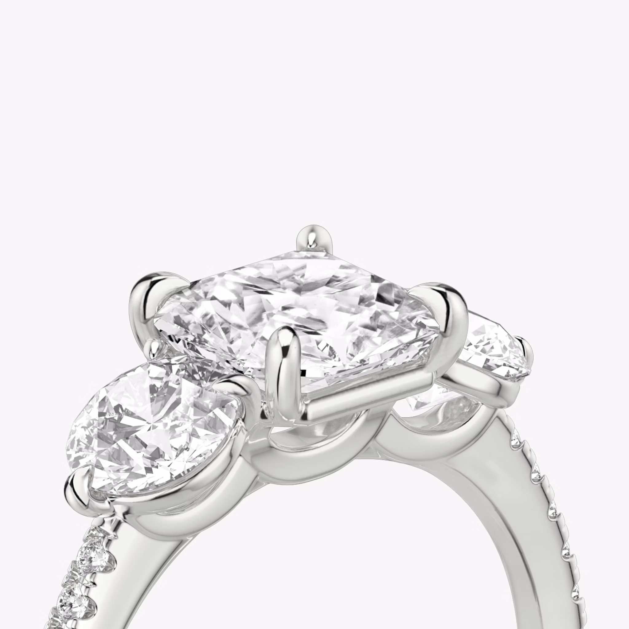 Three Stone | Asscher | Platin | bandAccent: Mit Pavé-Besatz | sideStoneCarat: 0.50ct | sideStoneShape: Rund | diamondOrientation: vertical | caratWeight: other