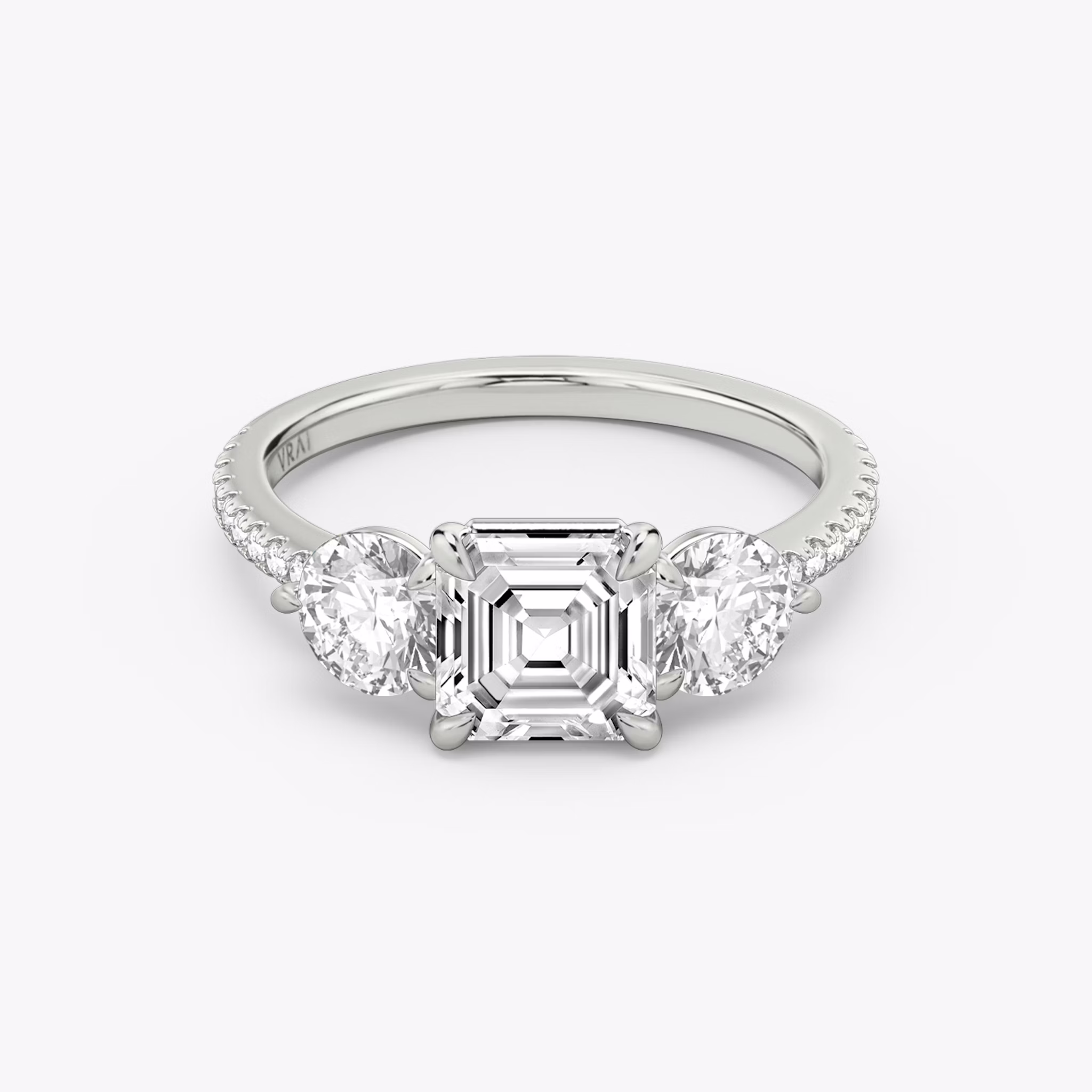 Three Stone | Asscher | Platin | bandAccent: Mit Pavé-Besatz | sideStoneCarat: 0.50ct | sideStoneShape: Rund | diamondOrientation: vertical | caratWeight: other