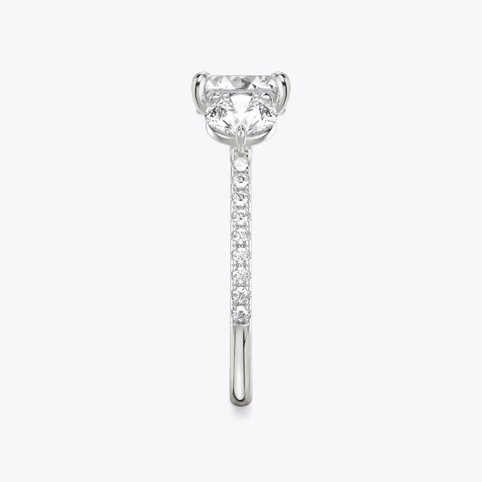 Three Stone | Asscher | Platin | bandAccent: Mit Pavé-Besatz | sideStoneCarat: 0.50ct | sideStoneShape: Rund | diamondOrientation: vertical | caratWeight: other